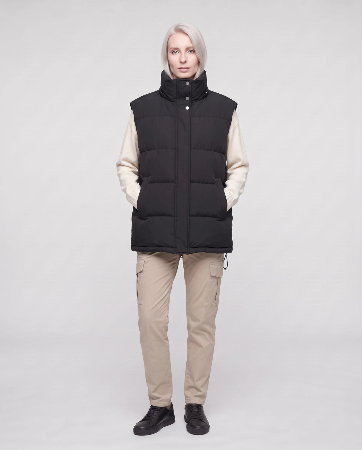 Gilet matelassé oversize à capuche amovible Patricia en Noir, capuche retirée, col montant seul, vue de face en pied