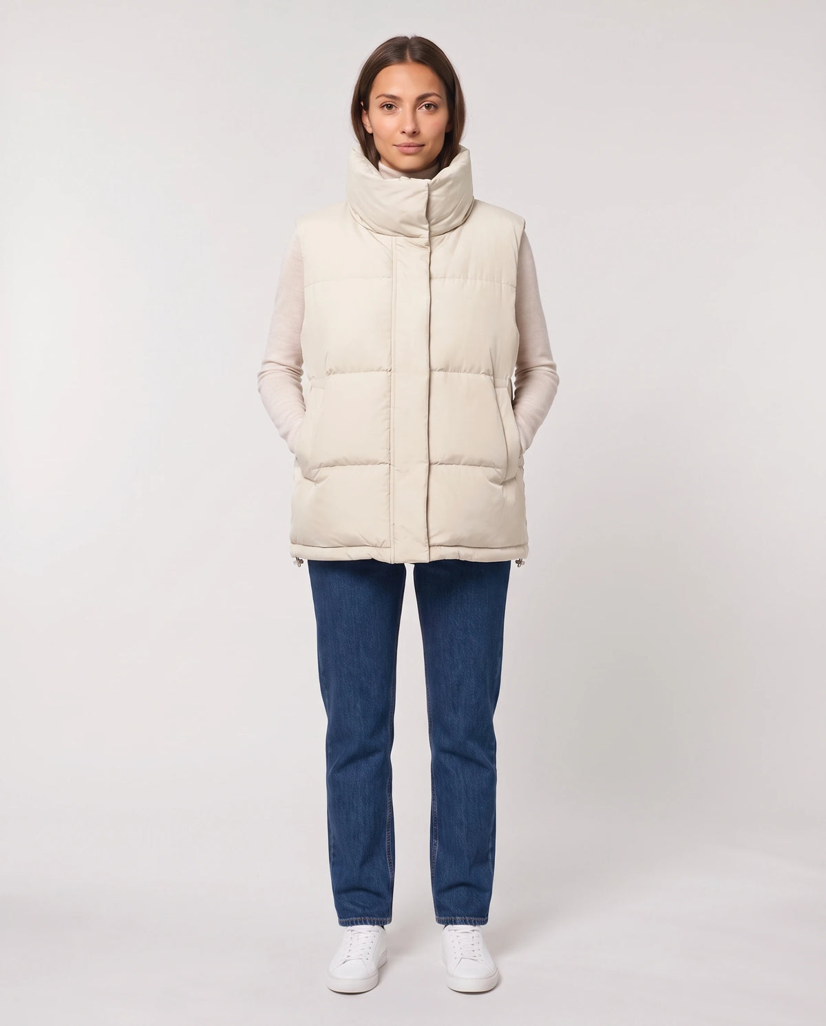 Gilet matelassé oversize à grand col montant et ourlet à cordon Liliane en Blanc Cassé, vue de face en pied, col relevé