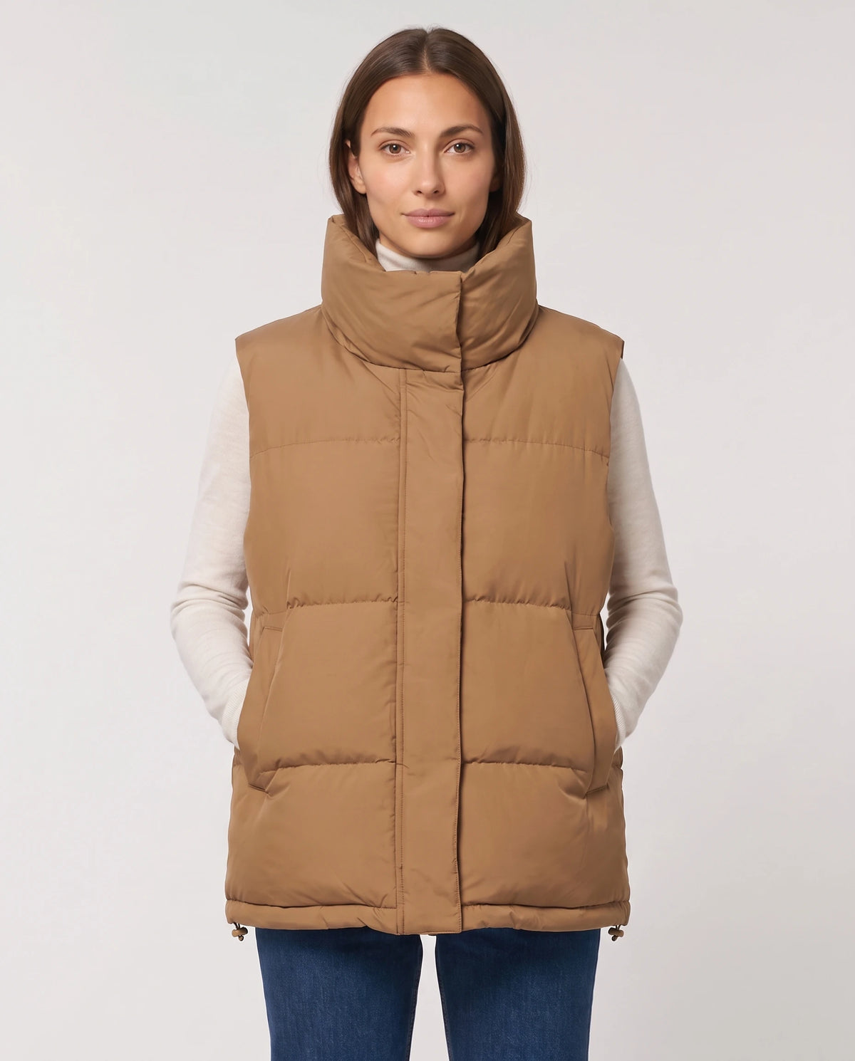 Oversize-Steppweste mit hohem Stehkragen und Kordelsaum Liliane in Camel, Nahaufnahme, Kragen hochgestellt, Kordelsaum
