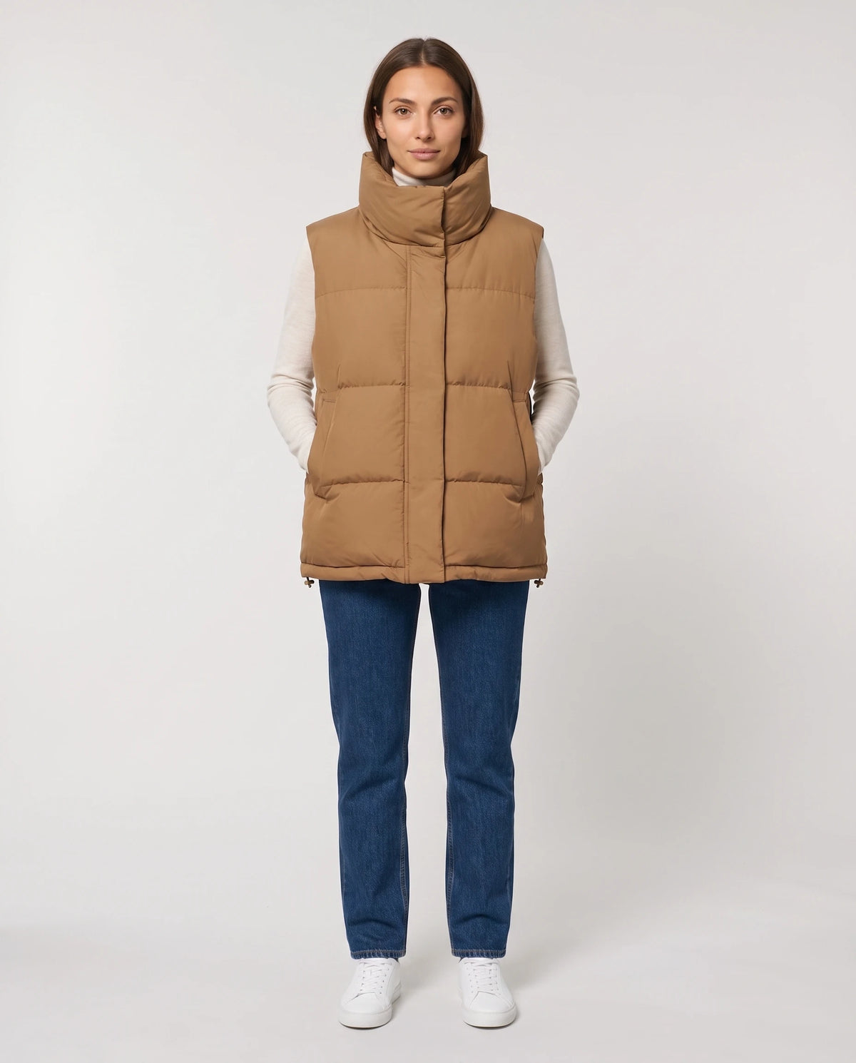 Oversize-Steppweste mit hohem Stehkragen und Kordelsaum Liliane in Camel, Vorderansicht in ganzer Länge, Kragen hochgestellt
