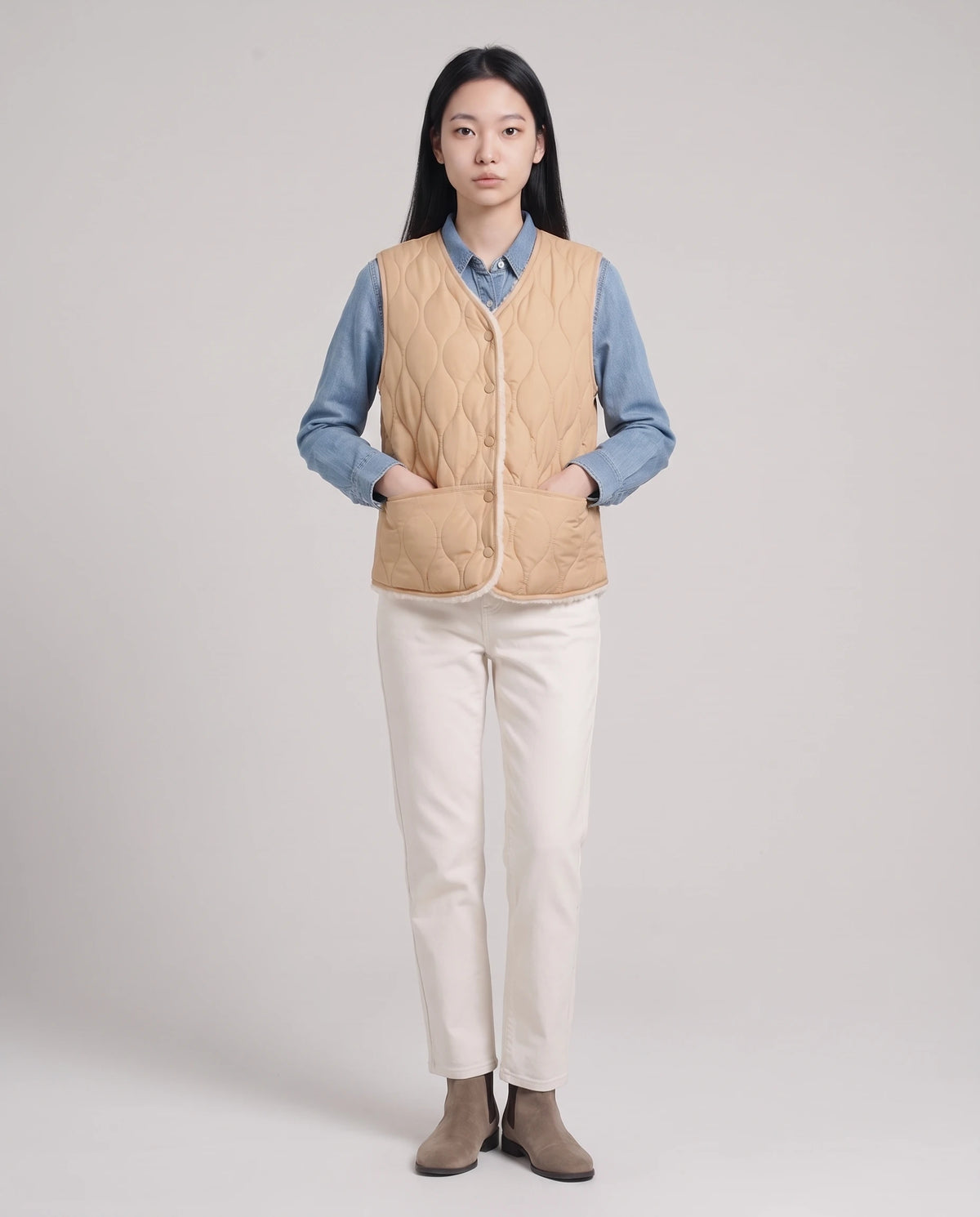 Gilet matelassé doublé sherpa à col V Amaline — Beige Sable, vue de face en pied
