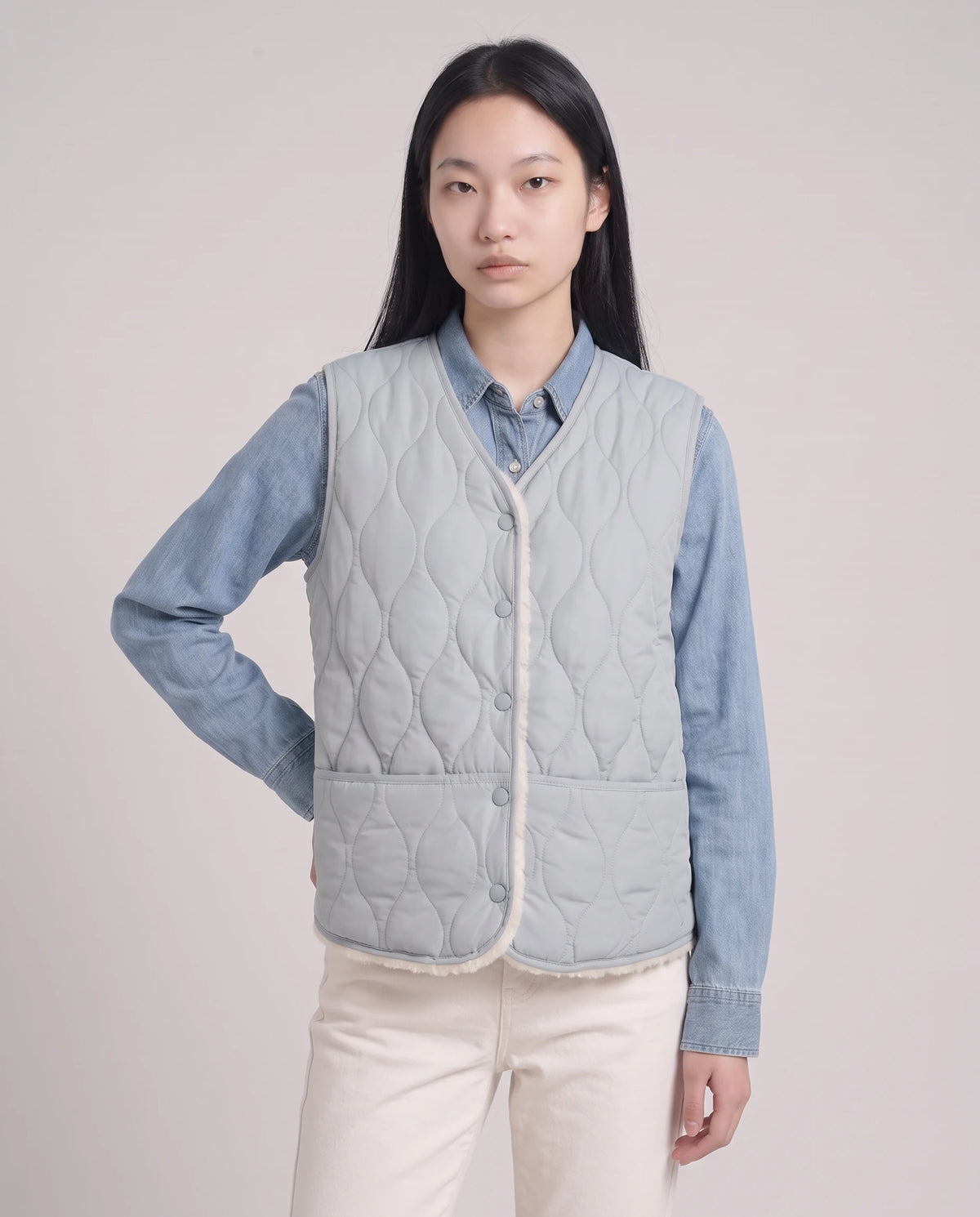 Gilet matelassé doublé sherpa à col V Amaline — Bleu Givré, vue buste, gilet fermé