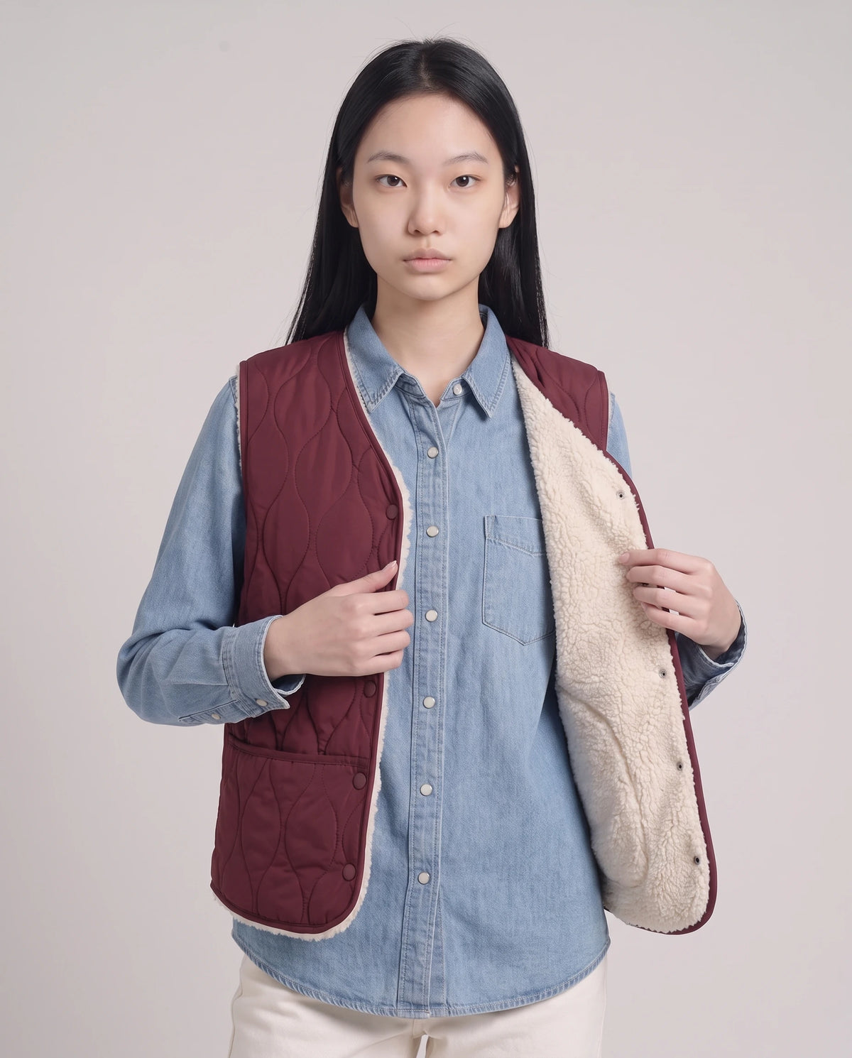 Gilet matelassé doublé sherpa à col V Amaline — Bordeaux, porté ouvert sur une chemise en jean, doublure sherpa visible