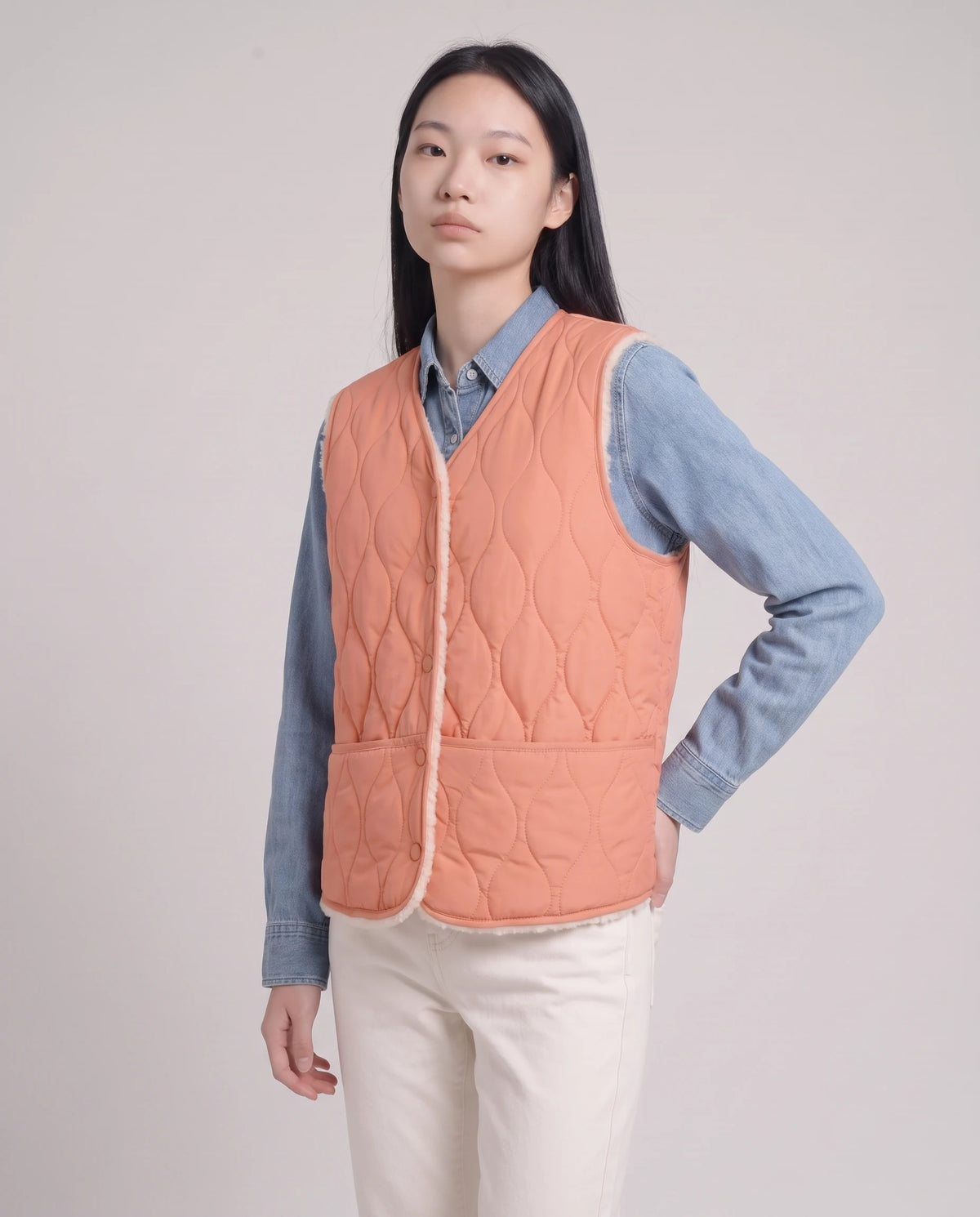 Gilet matelassé doublé sherpa à col V Amaline — Corail, vue buste, gilet fermé