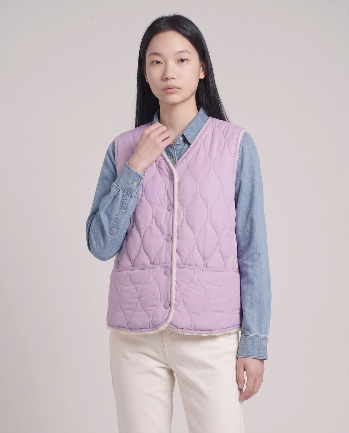 Gilet matelassé doublé sherpa à col V Amaline — Lilas, vue buste, gilet fermé