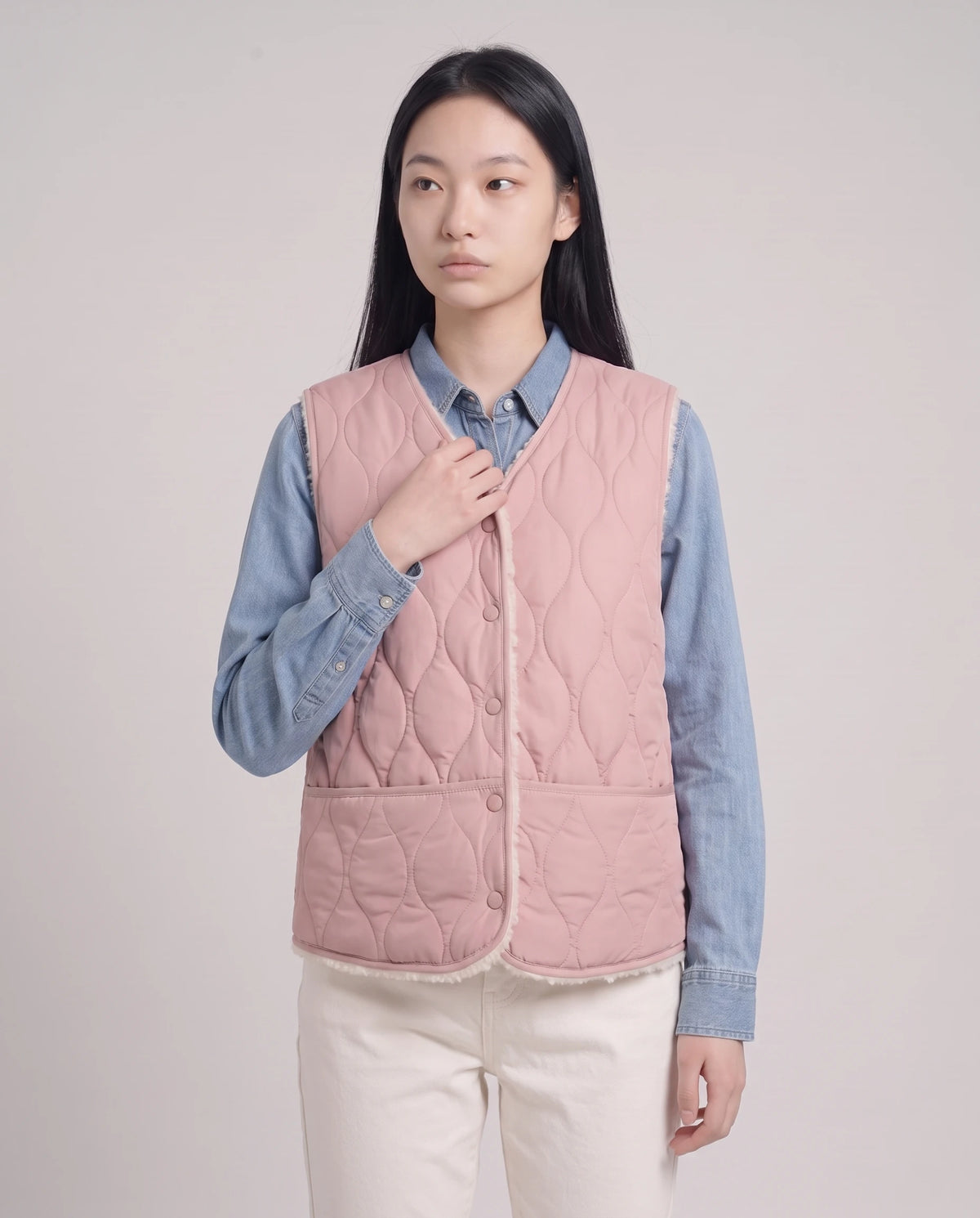Gilet matelassé doublé sherpa à col V Amaline — Rose Poudré, vue buste, gilet fermé