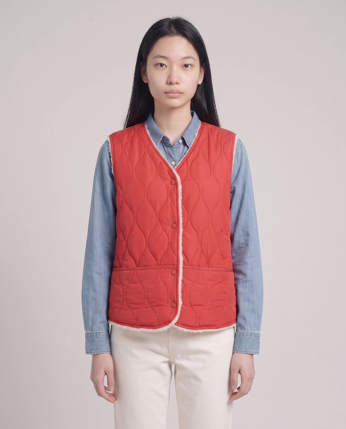 Gilet matelassé doublé sherpa à col V Amaline — Rouge, vue buste, gilet fermé