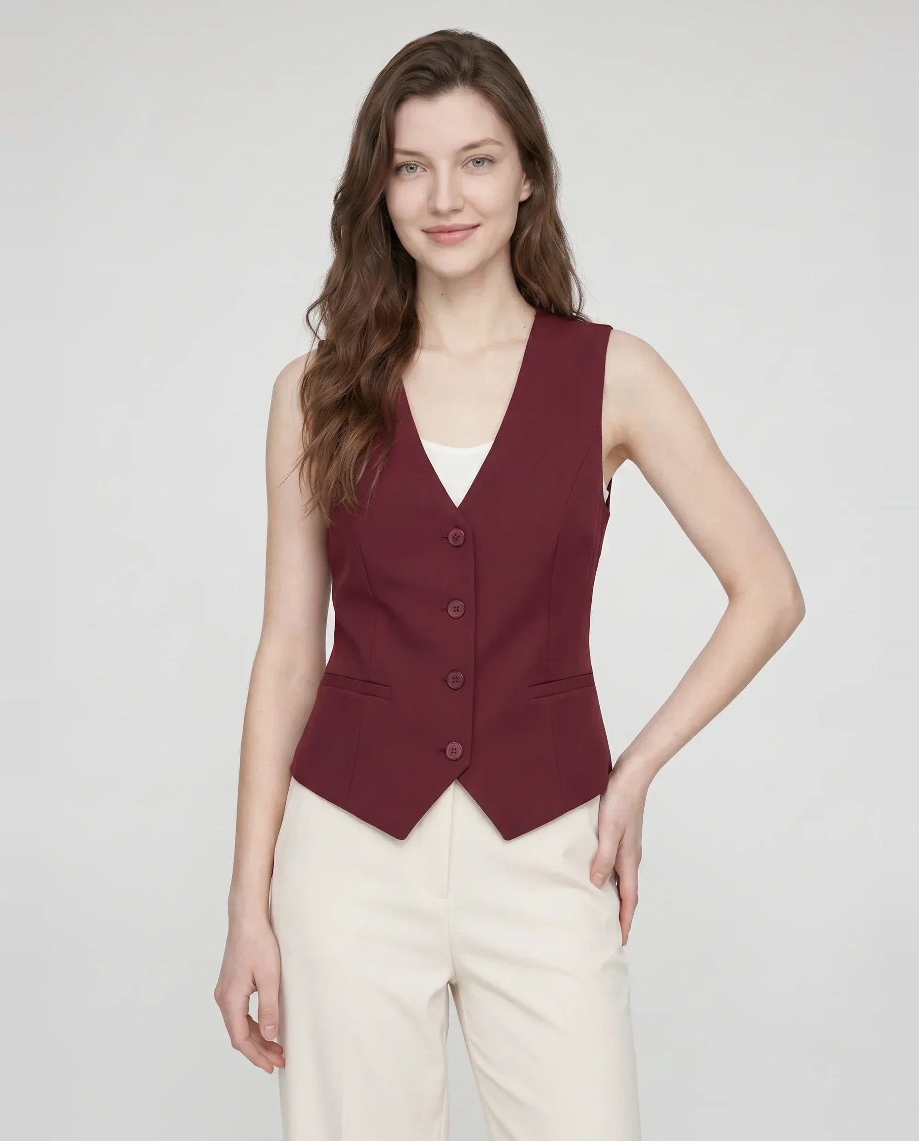 Gilet de tailleur col V bordeaux Marthe, plan rapproché en studio
