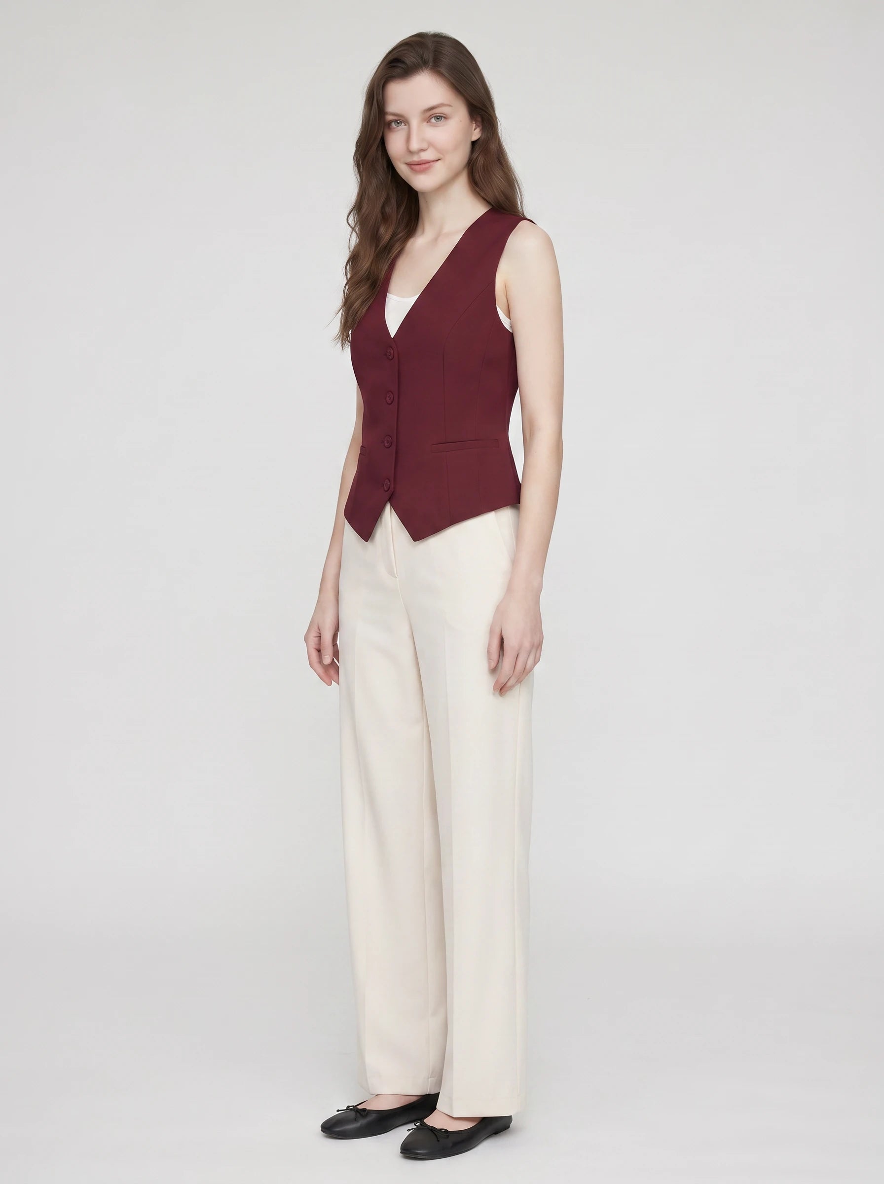 Gilet de tailleur col V bordeaux Marthe, vue de trois quarts en studio