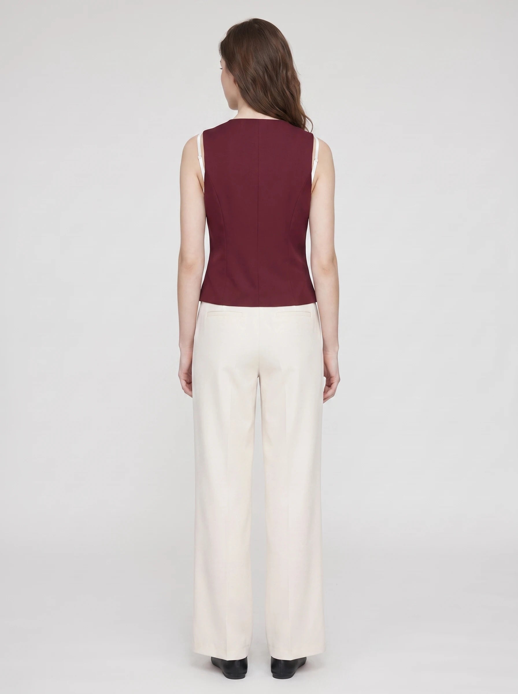 Gilet de tailleur col V bordeaux Marthe, vue de dos en studio