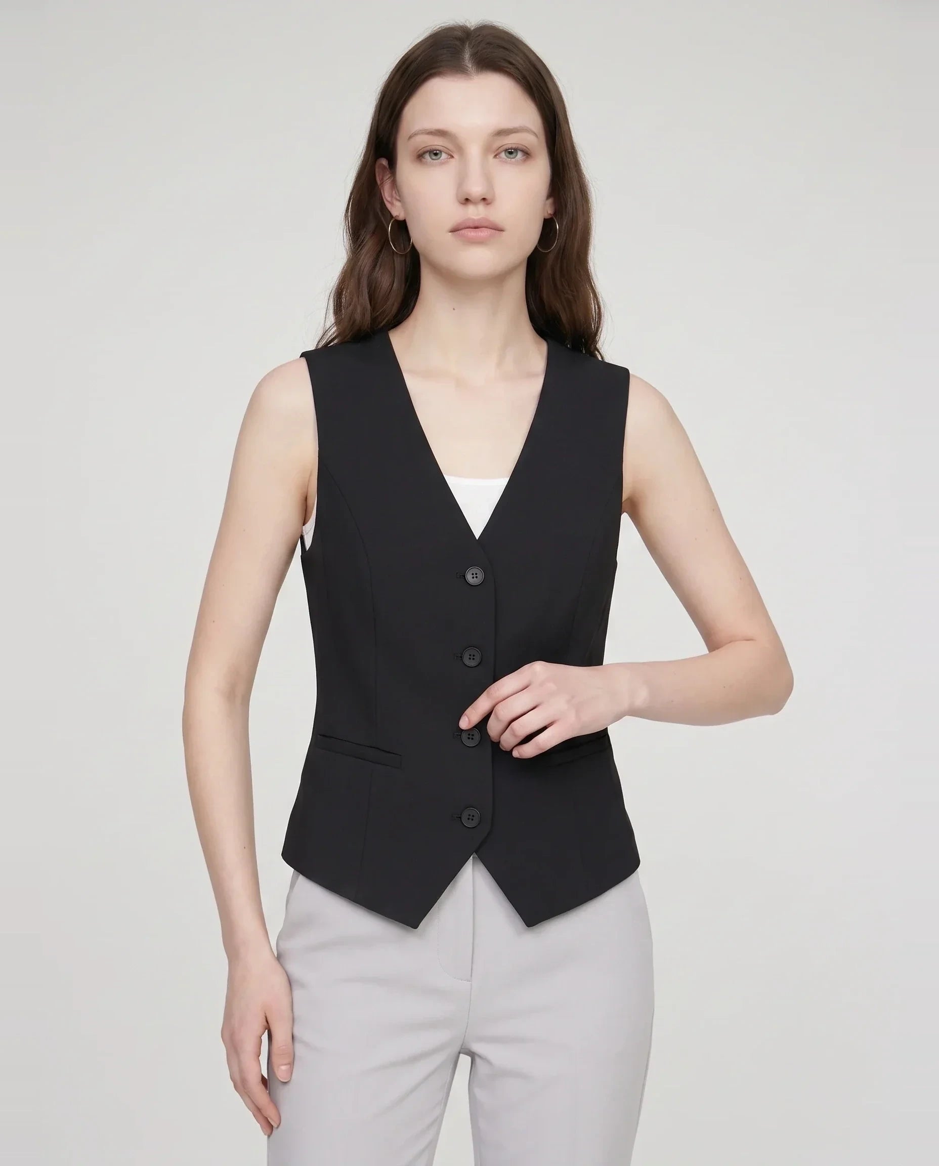 Gilet de tailleur col V noir Marthe, plan rapproché en studio