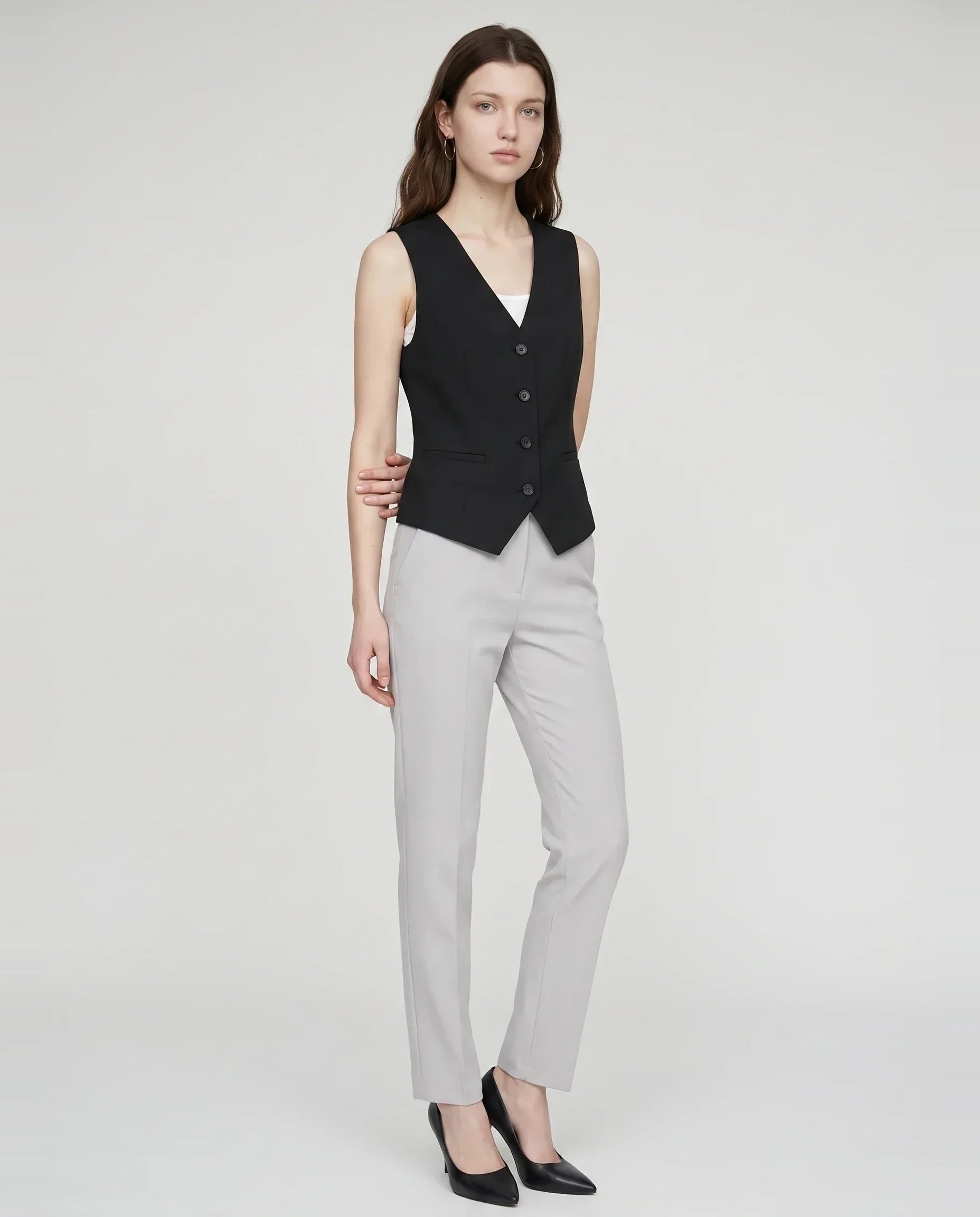 Gilet de tailleur col V noir Marthe porté sur caraco blanc, vue de face en studio