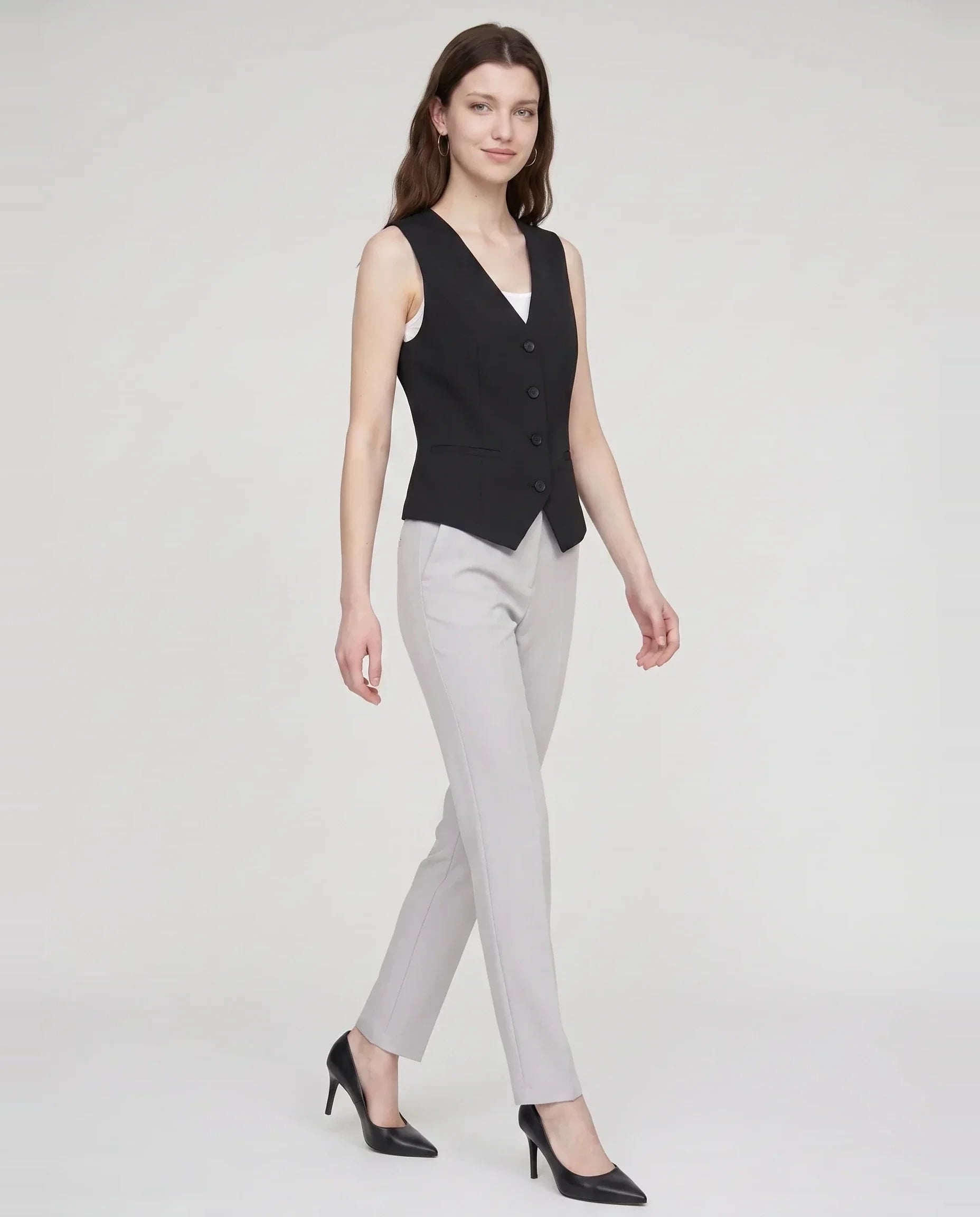 Gilet de tailleur col V noir Marthe, vue de trois quarts en studio