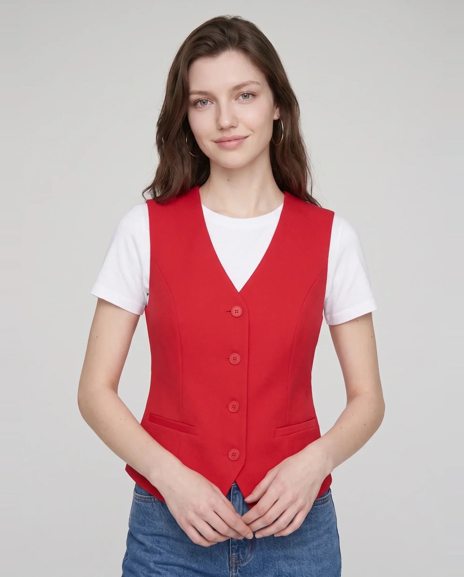 Gilet de tailleur col V rouge Marthe, plan rapproché en studio