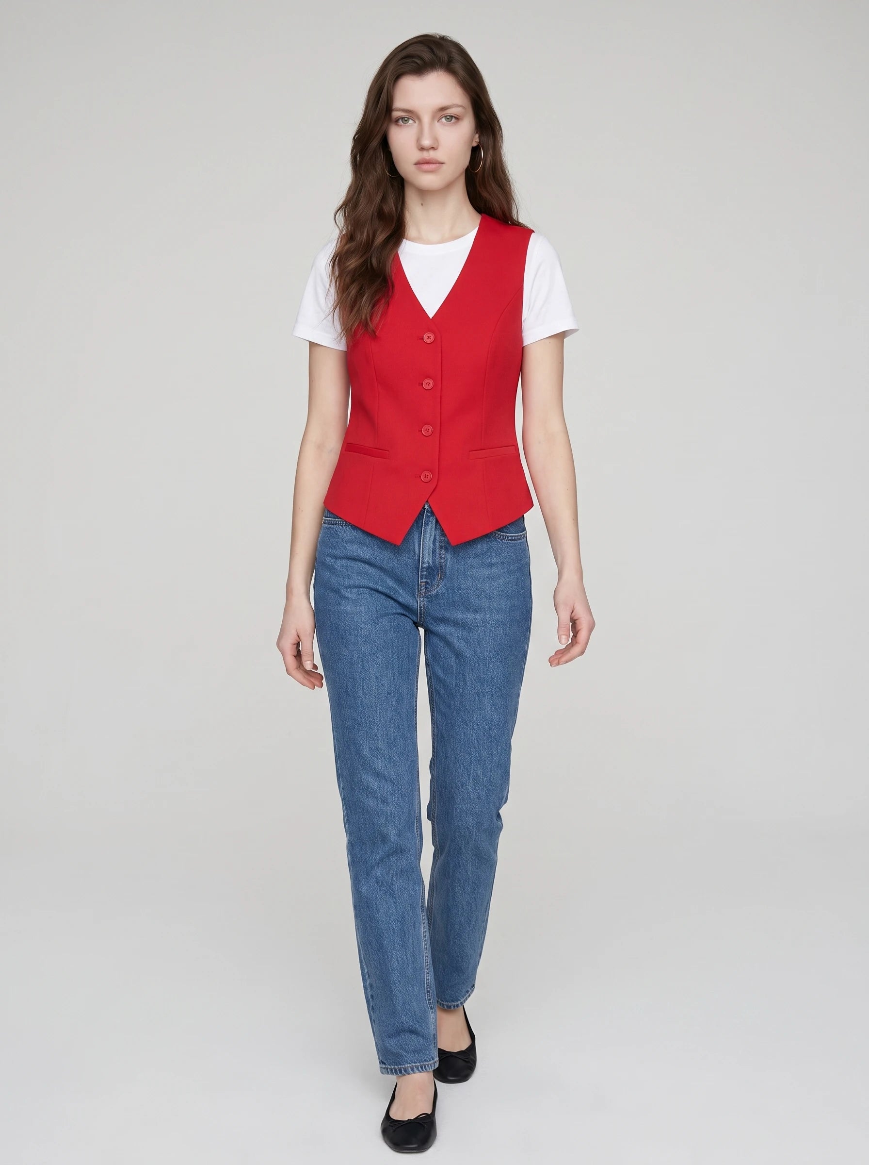 Gilet de tailleur col V rouge Marthe porté sur t-shirt blanc, vue de face en studio