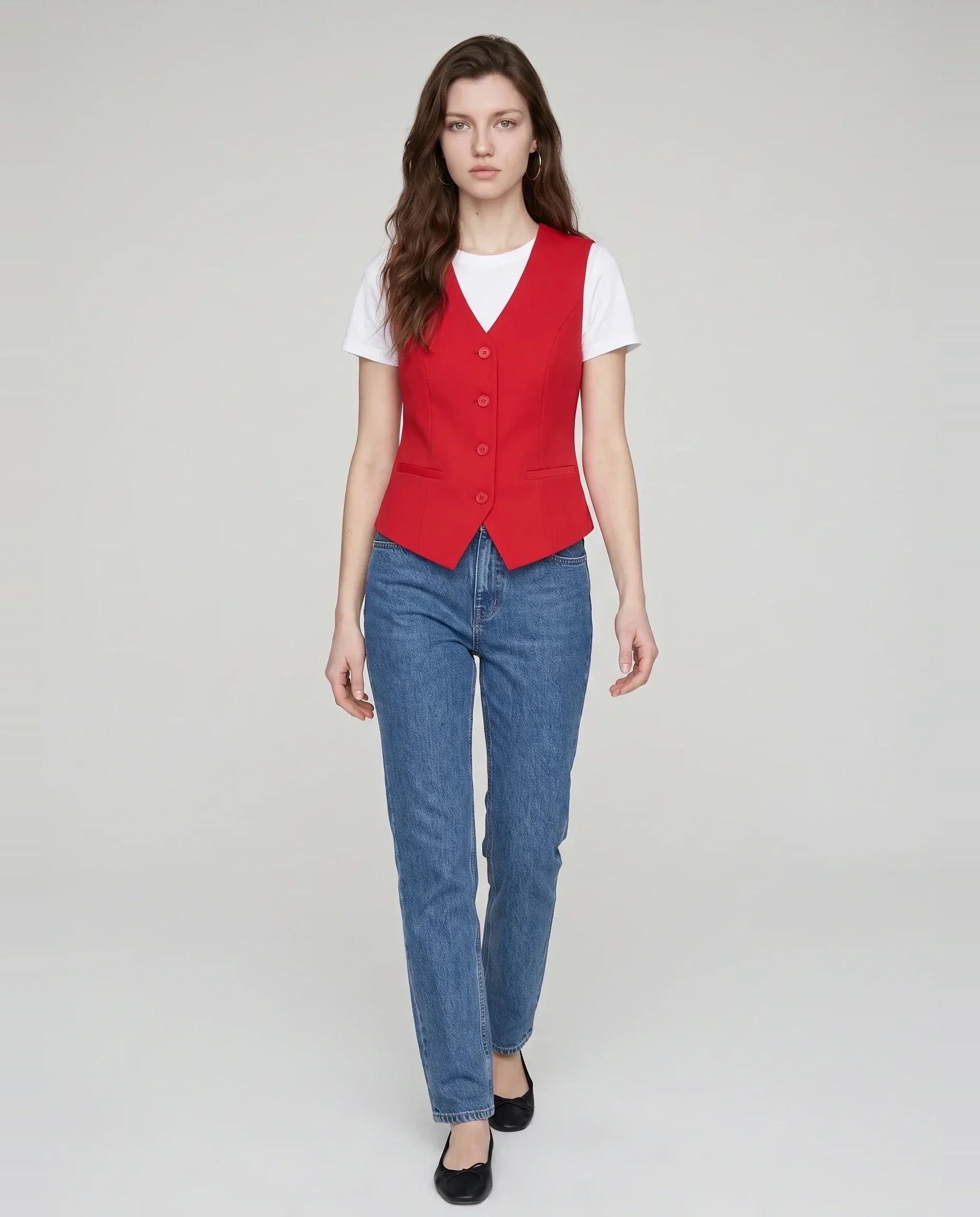 Gilet de tailleur col V rouge Marthe porté sur t-shirt blanc, vue de face en studio