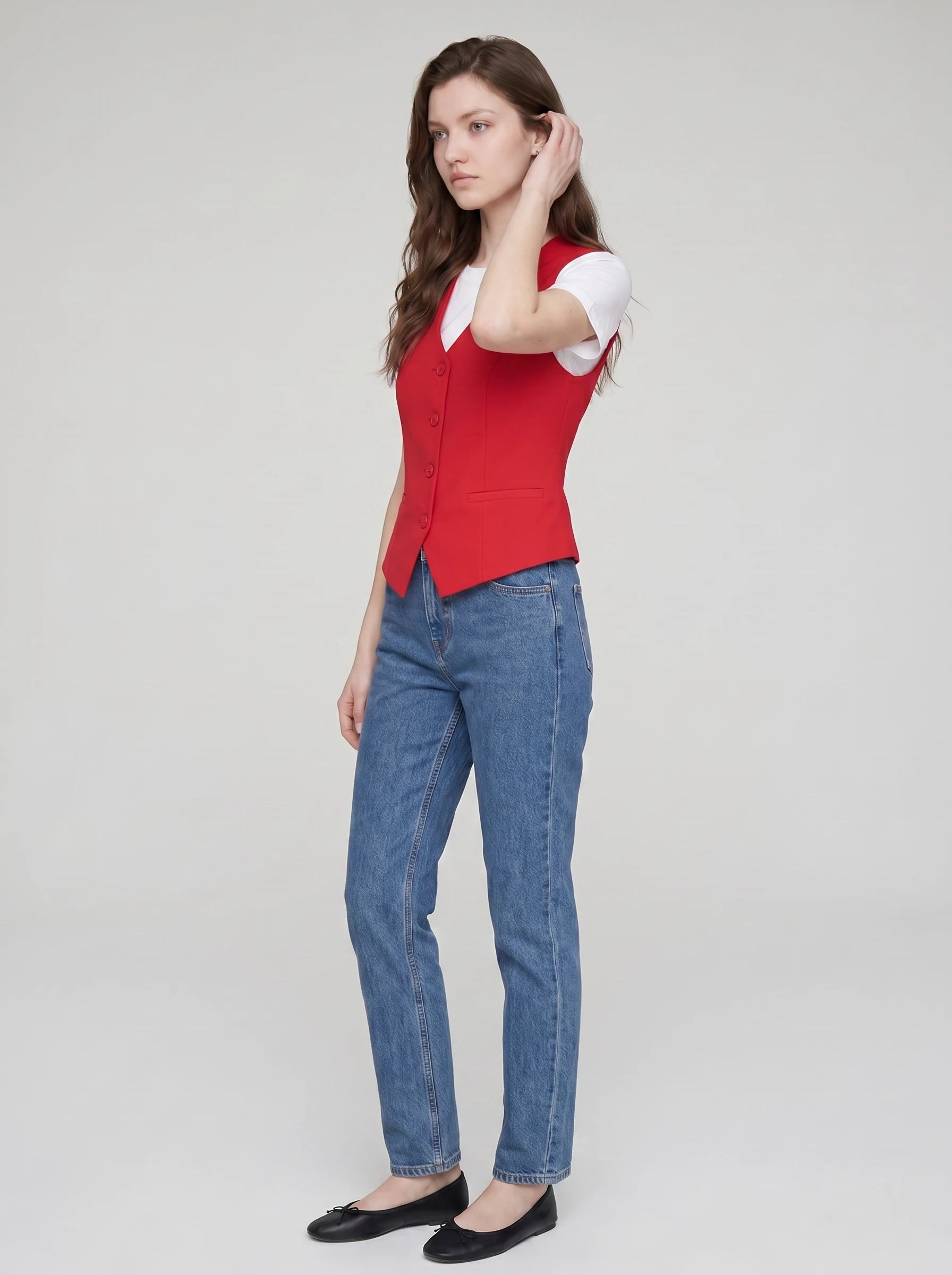 Gilet de tailleur col V rouge Marthe, vue de trois quarts en studio