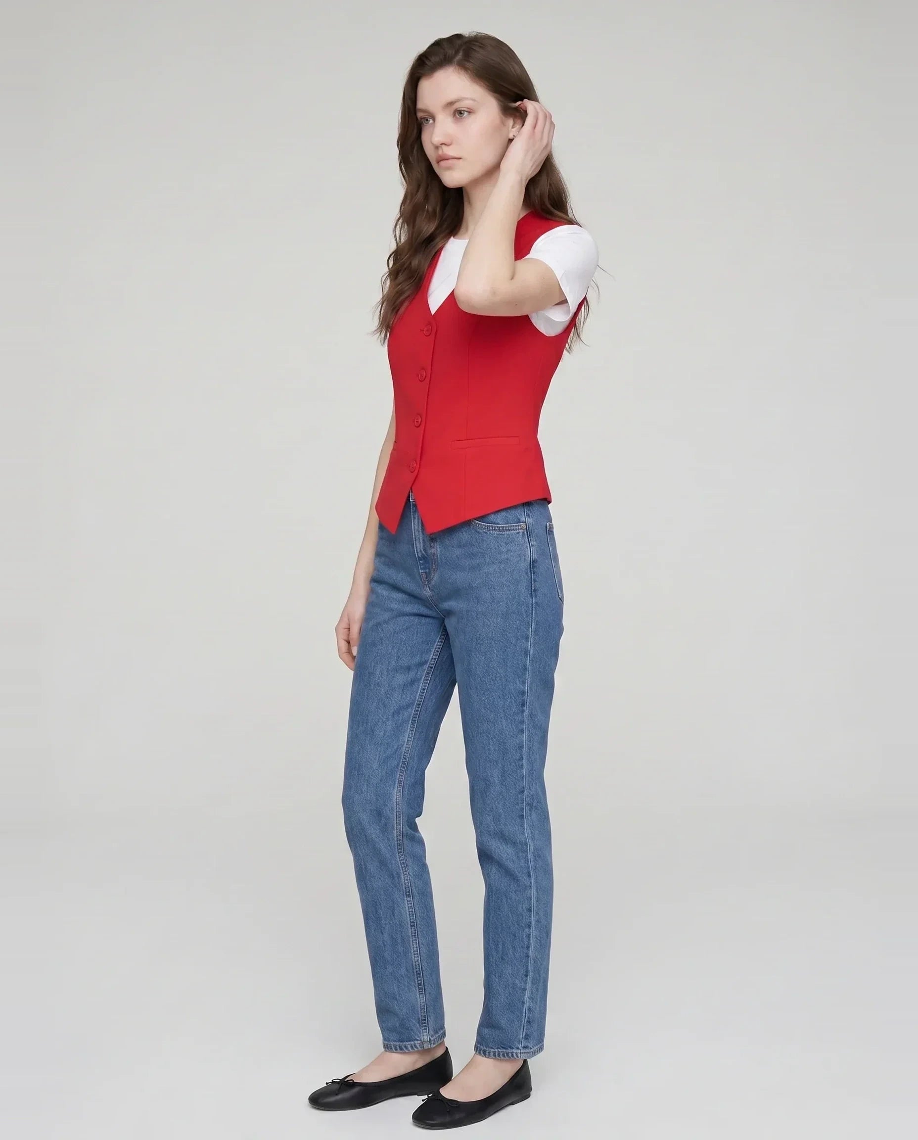 Gilet de tailleur col V rouge Marthe, vue de trois quarts en studio