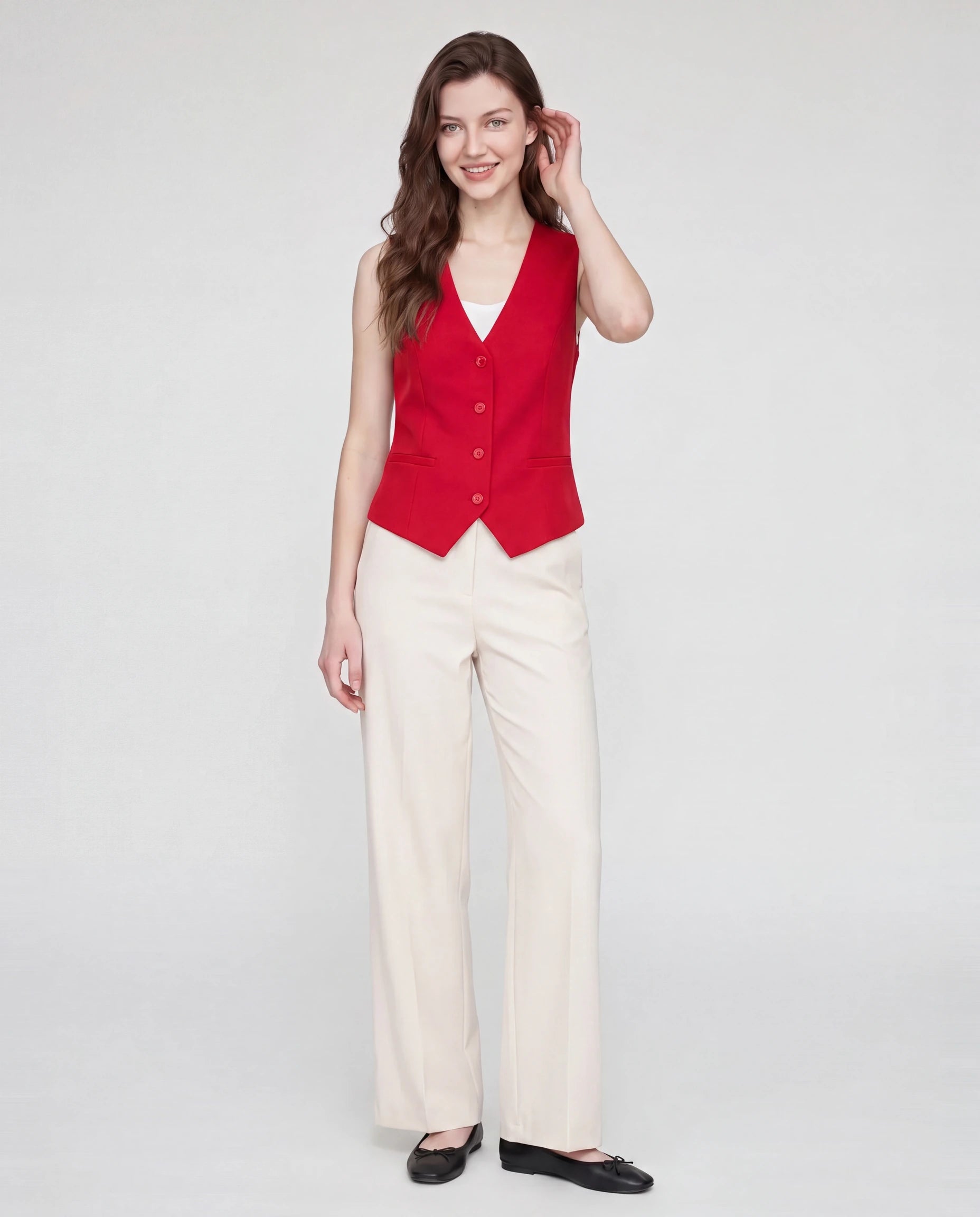 Gilet de tailleur col V rouge profond Marthe porté sur caraco blanc, vue de face en studio
