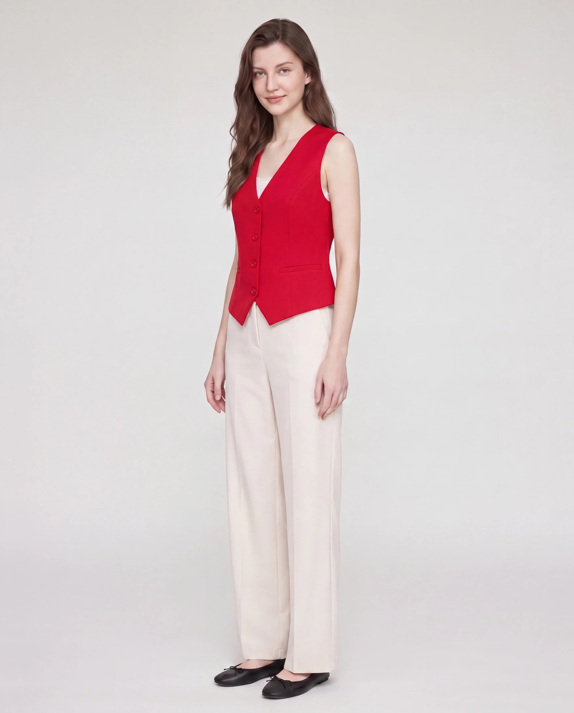 Gilet de tailleur col V rouge profond Marthe, vue de trois quarts en studio