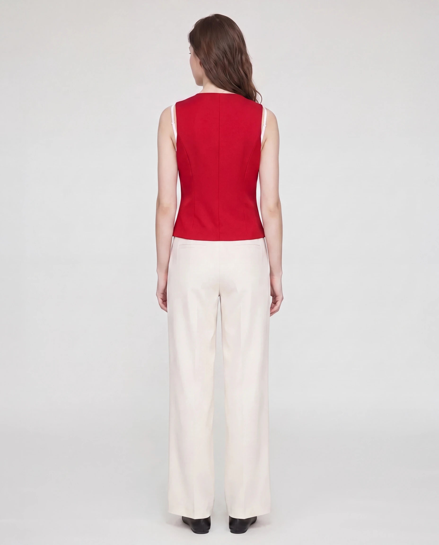 Gilet de tailleur col V rouge profond Marthe, vue de dos en studio