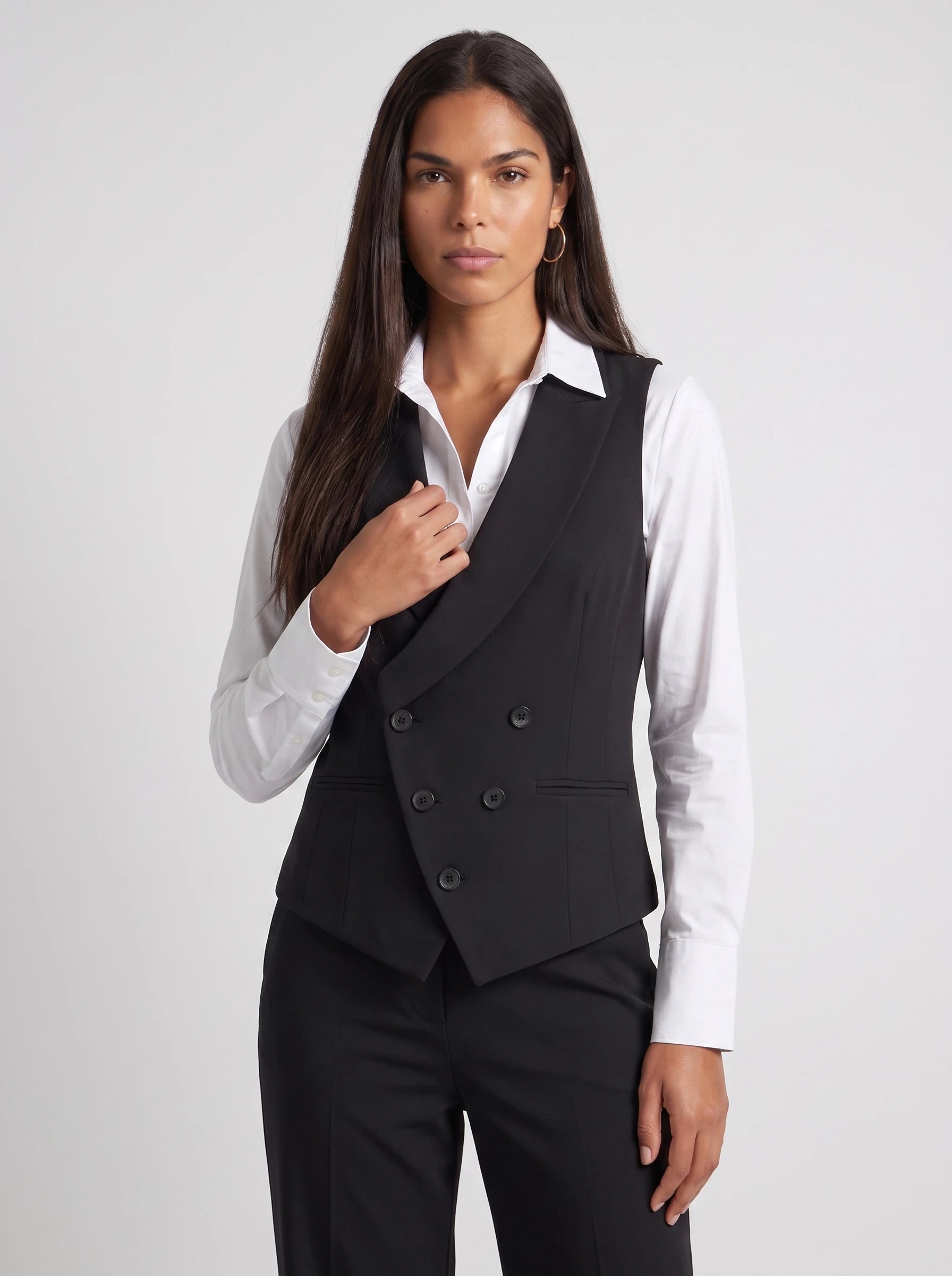 Gilet de tailleur croisé noir Morgane, plan rapproché en studio