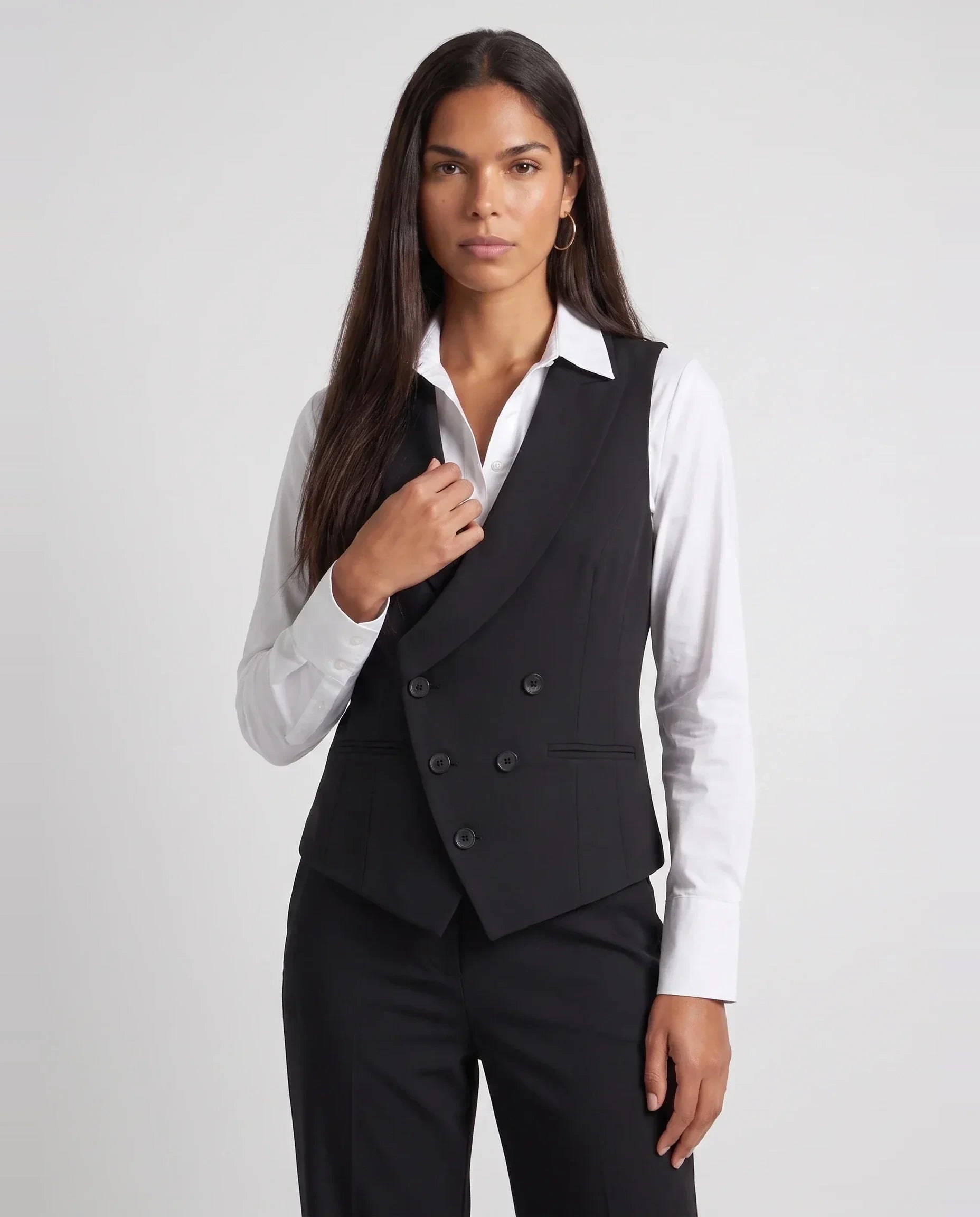 Gilet de tailleur croisé noir Morgane, plan rapproché en studio