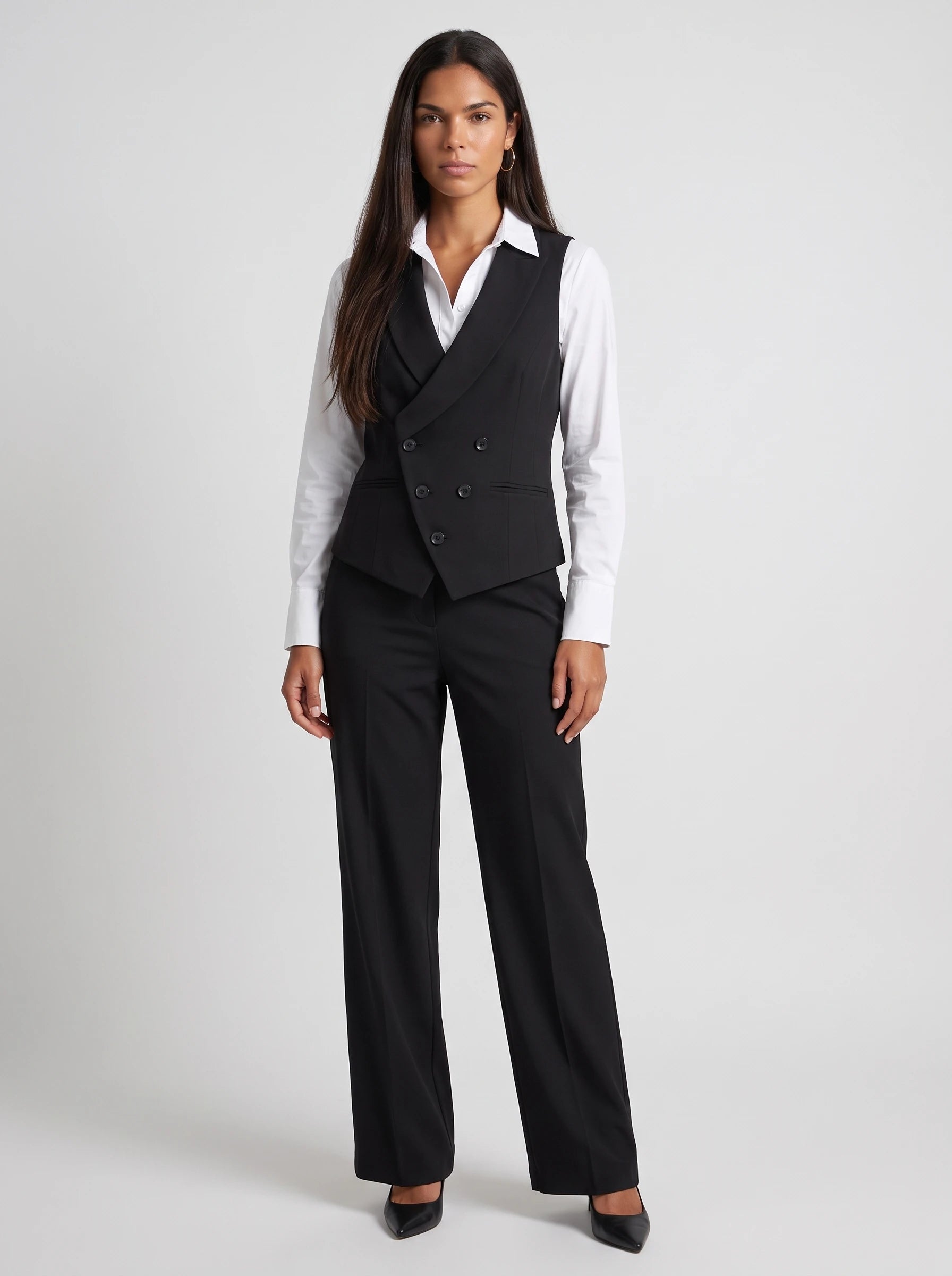 Gilet de tailleur croisé noir Morgane porté sur chemise blanche, vue de face en studio