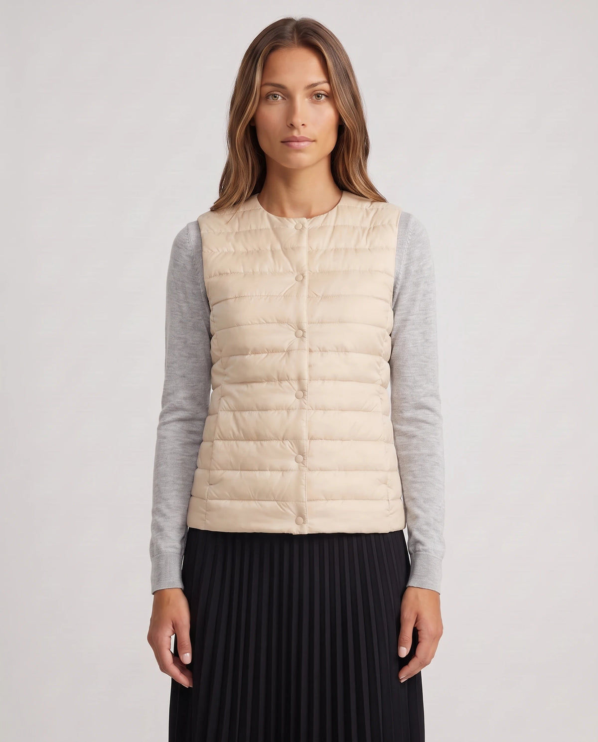Gilet ultra-léger à col rond transformable Valérie en Beige Clair, plan rapproché, col rond fermé par les pressions