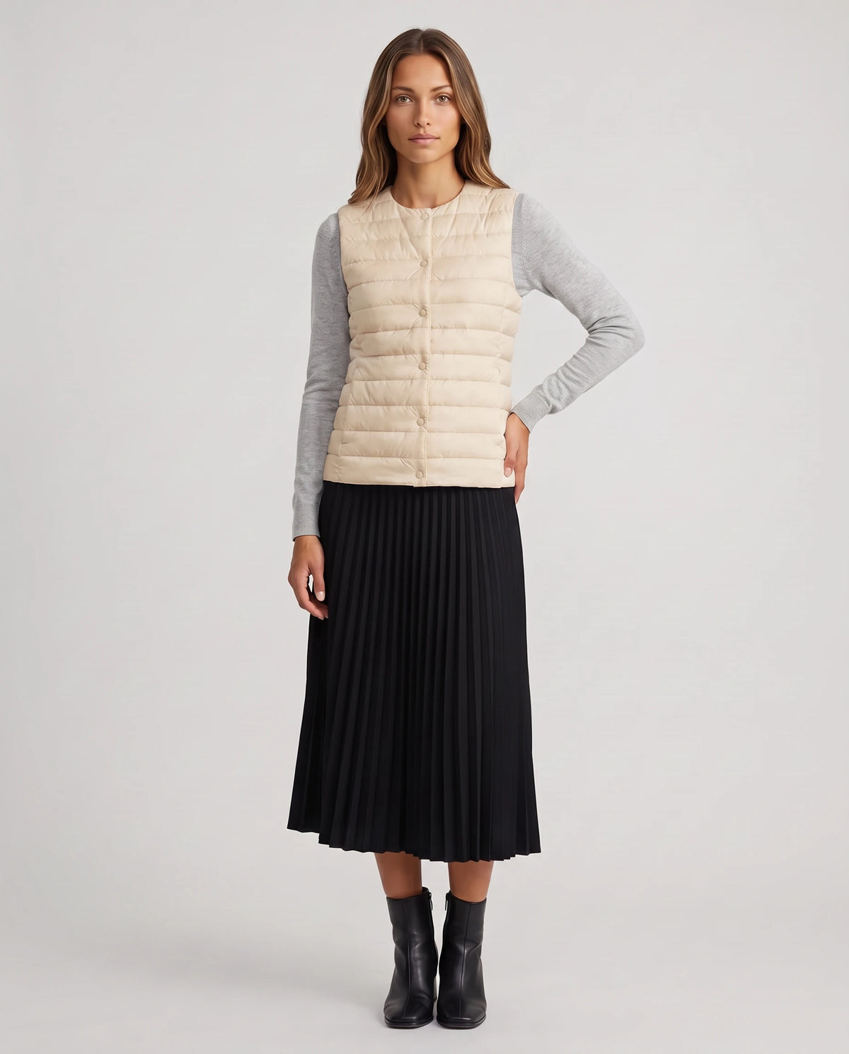 Gilet ultra-léger à col rond transformable Valérie en Beige Clair, vue de face en pied, fins canaux horizontaux et patte à pressions