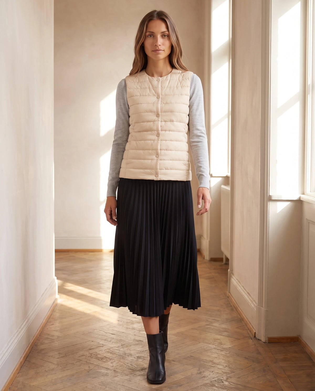 Gilet ultra-léger à col rond transformable Valérie en Beige Clair, porté dans un couloir clair au parquet ciré