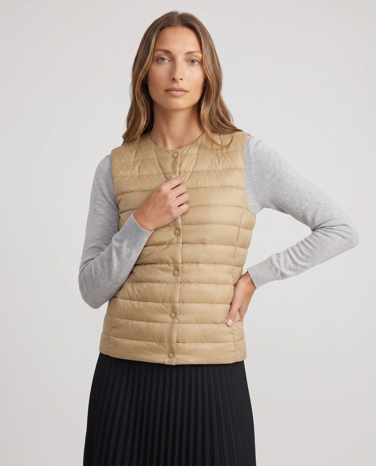Gilet ultra-léger à col rond transformable Valérie en Beige Sable, plan rapproché, col rond fermé par les pressions