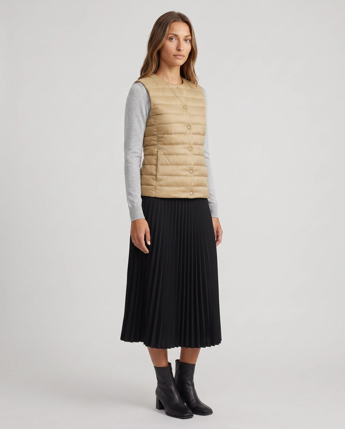Gilet ultra-léger à col rond transformable Valérie en Beige Sable, vue de face en pied, fins canaux horizontaux et patte à pressions