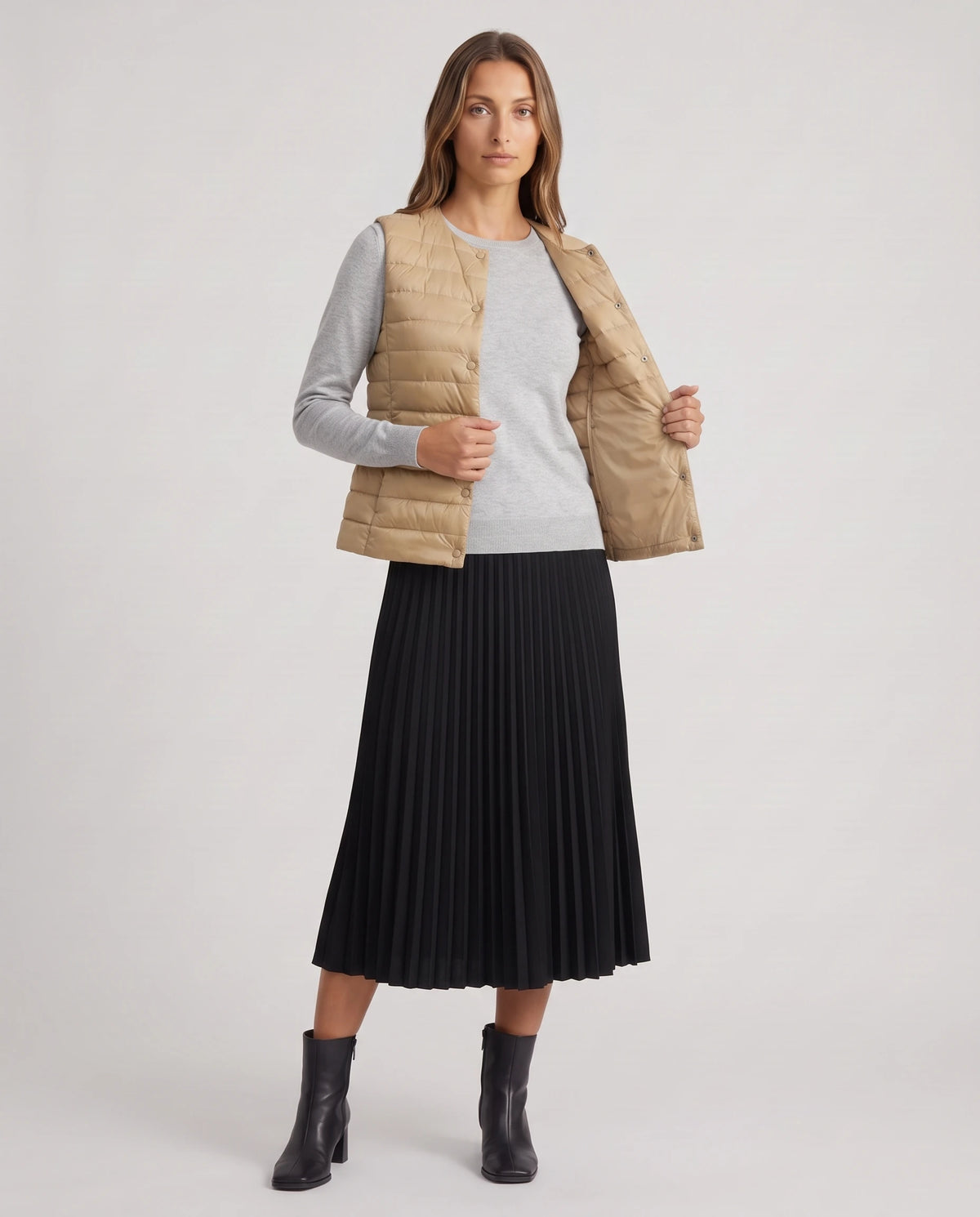 Gilet ultra-léger à col rond transformable Valérie en Beige Sable, porté ouvert sur un pull fin gris perle, doublure unie visible