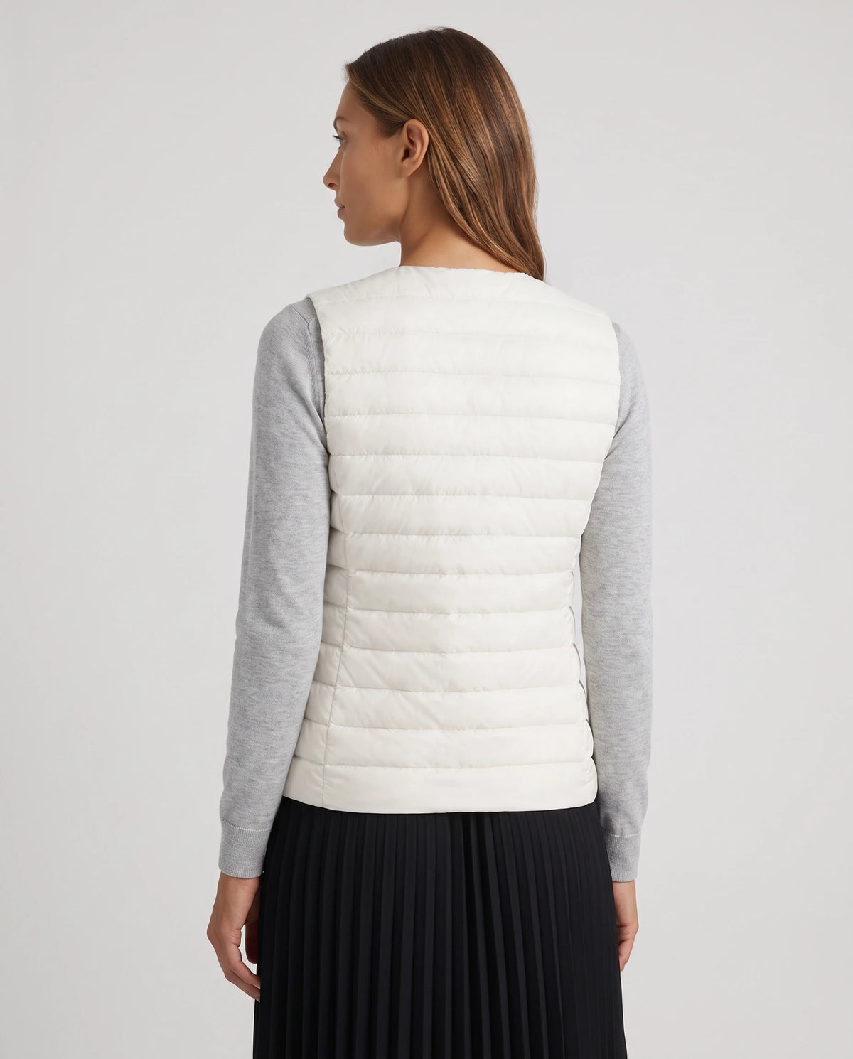 Gilet ultra-léger à col rond transformable Valérie en Blanc Cassé, vue de dos, dos entier en fins canaux horizontaux