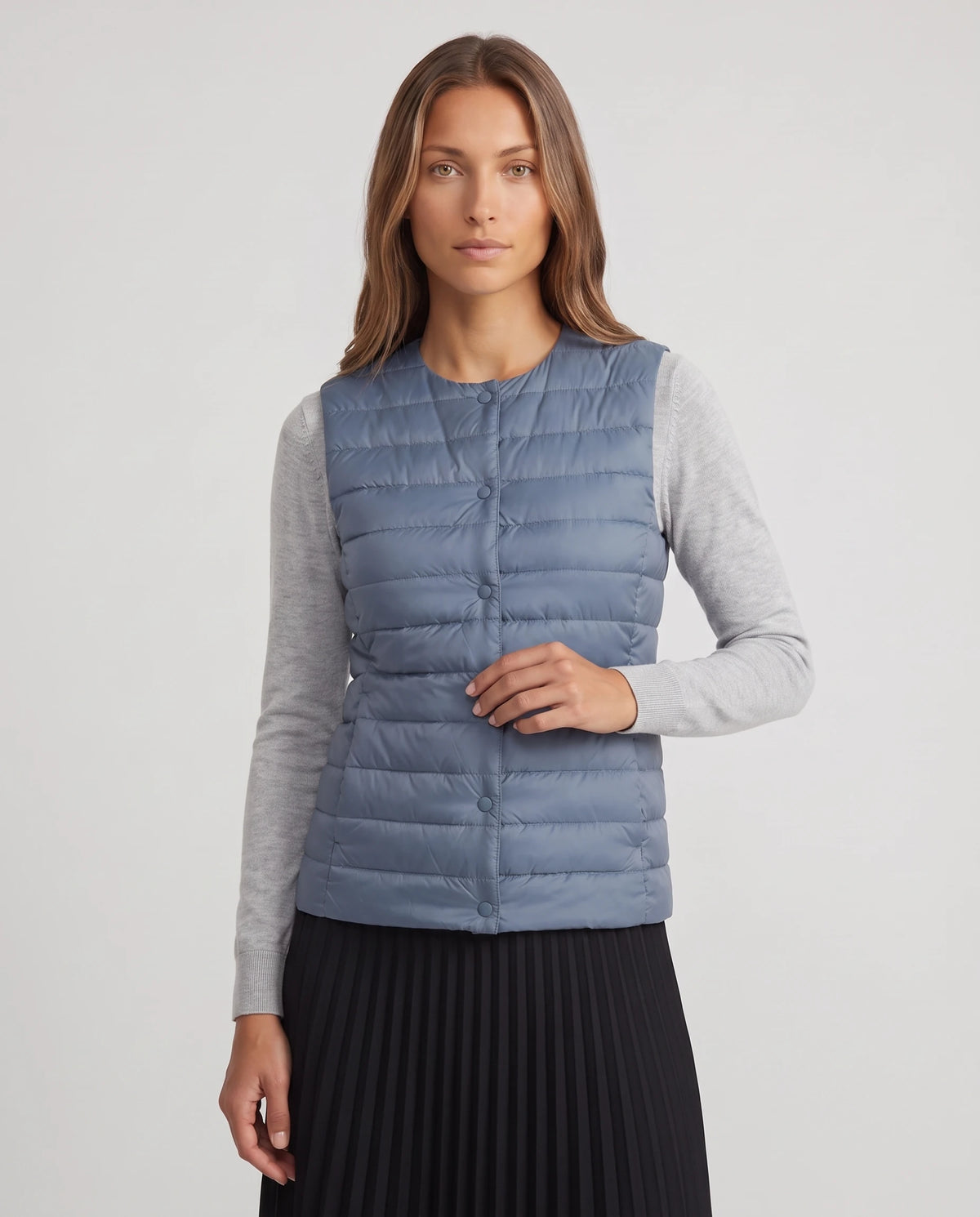 Gilet ultra-léger à col rond transformable Valérie en Bleu Orage, plan rapproché, col rond fermé par les pressions