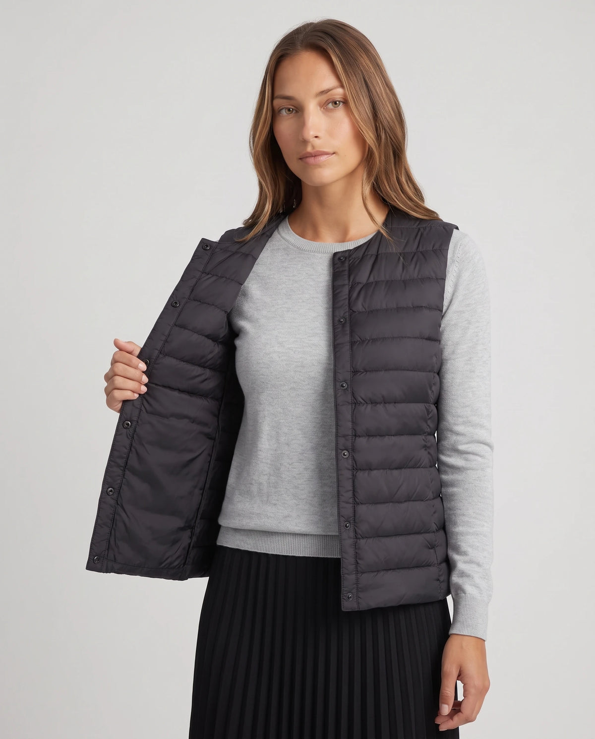 Gilet ultra-léger à col rond transformable Valérie en Noir, porté ouvert sur un pull fin gris perle, doublure unie visible