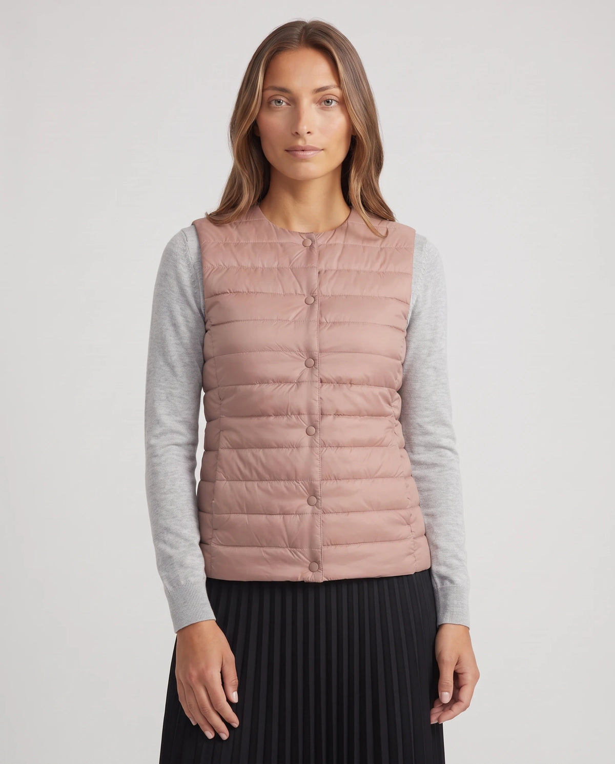 Gilet ultra-léger à col rond transformable Valérie en Rose Nude, plan rapproché, col rond fermé par les pressions