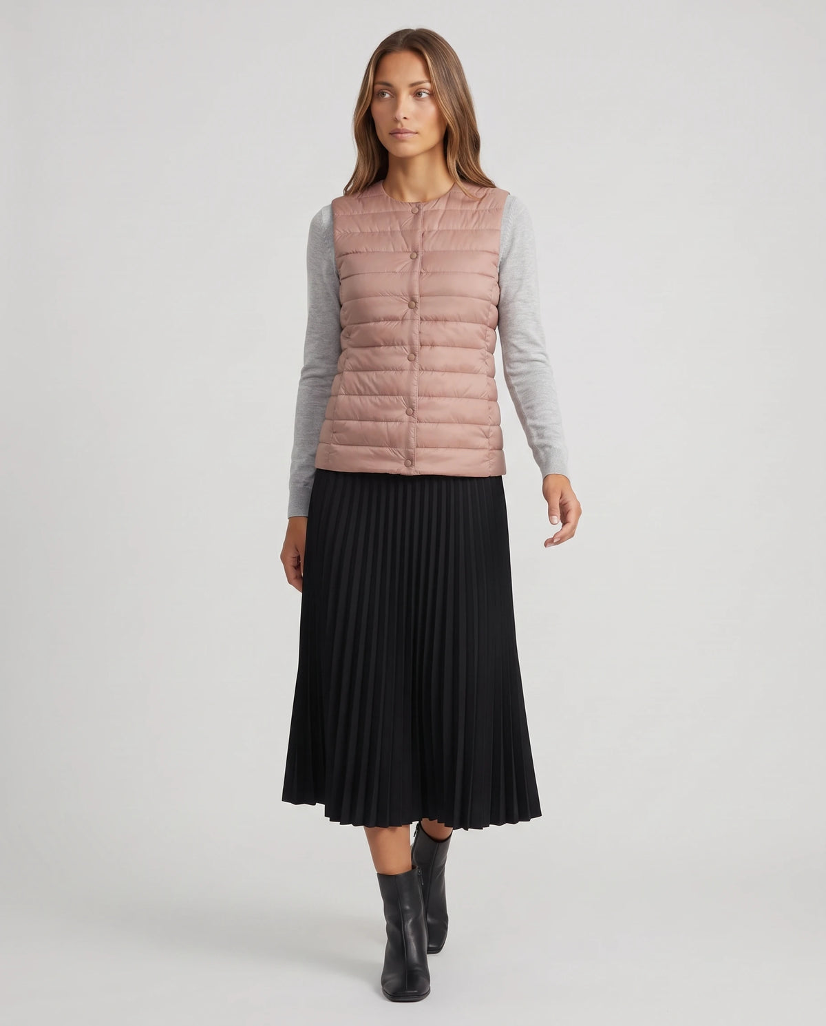 Gilet ultra-léger à col rond transformable Valérie en Rose Nude, vue de face en pied, fins canaux horizontaux et patte à pressions