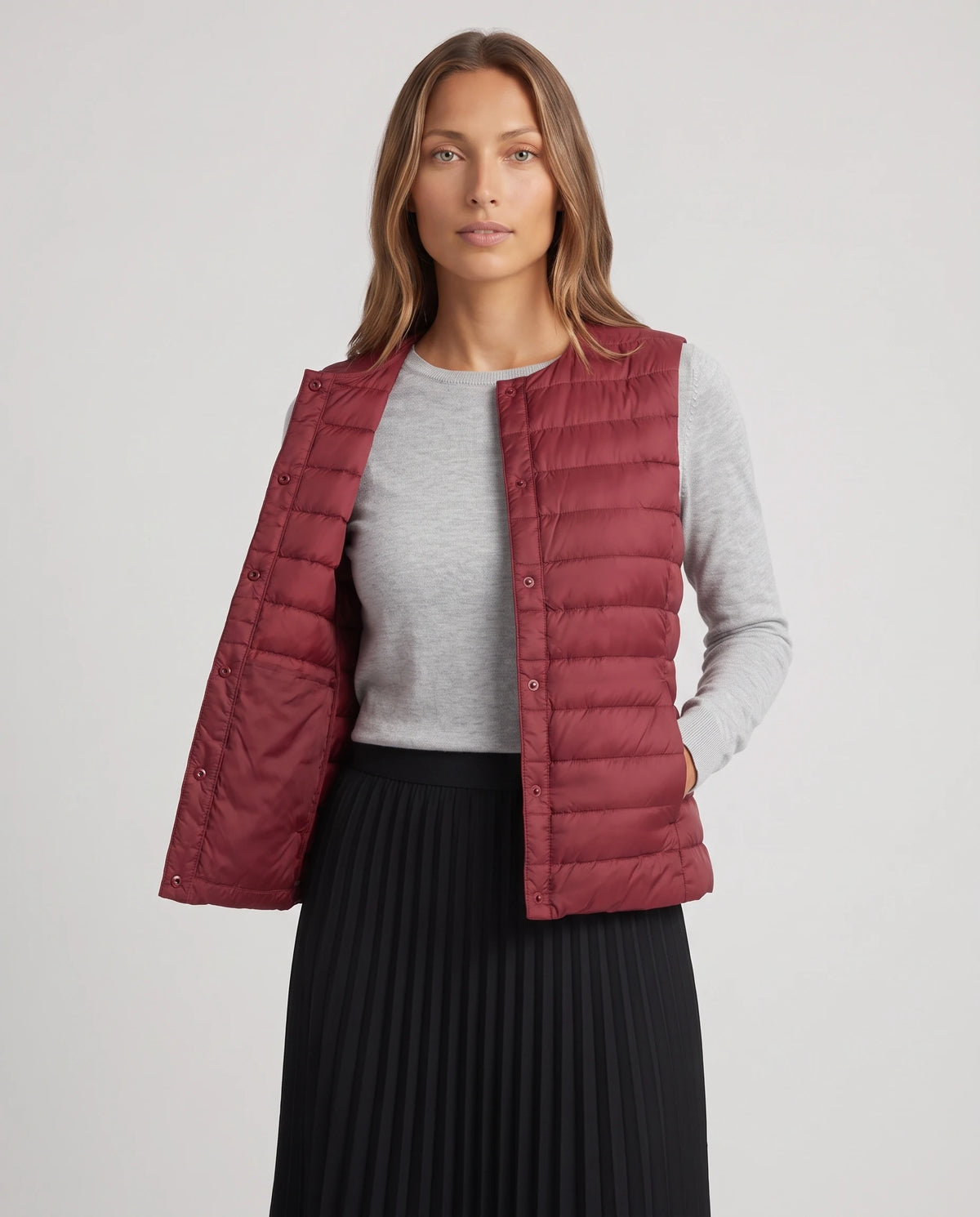 Gilet ultra-léger à col rond transformable Valérie en Rouge Grenat, porté ouvert sur un pull fin gris perle, doublure unie visible