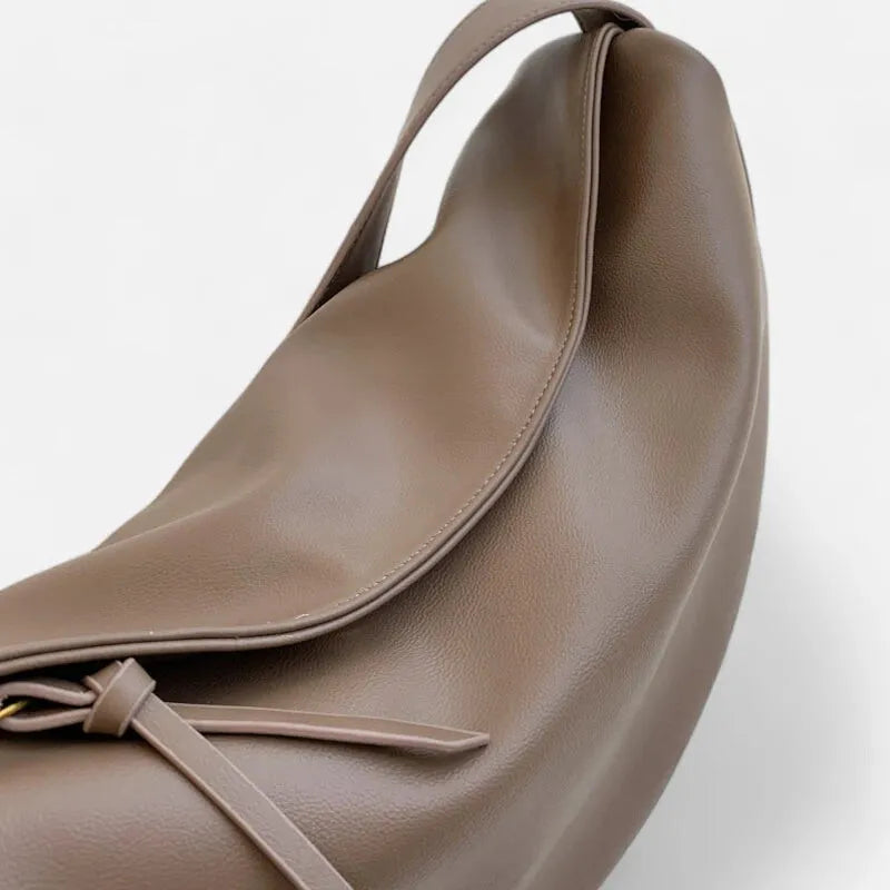 Grand sac à main banane demi-lune en cuir chic Marcelle