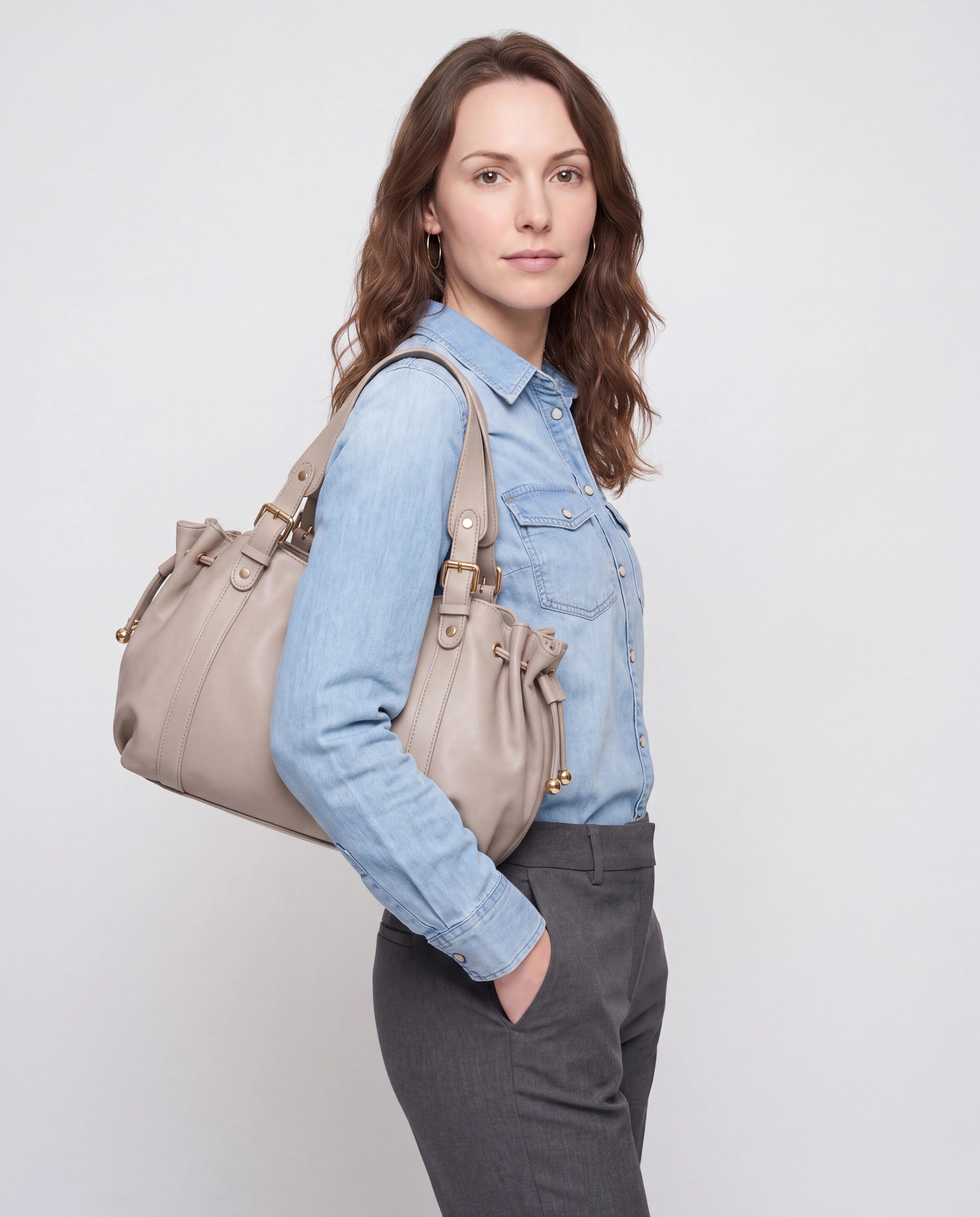 Grand sac à main de cours bowling souple Enora coloris Beige — porté à l'épaule, buste de trois quarts
