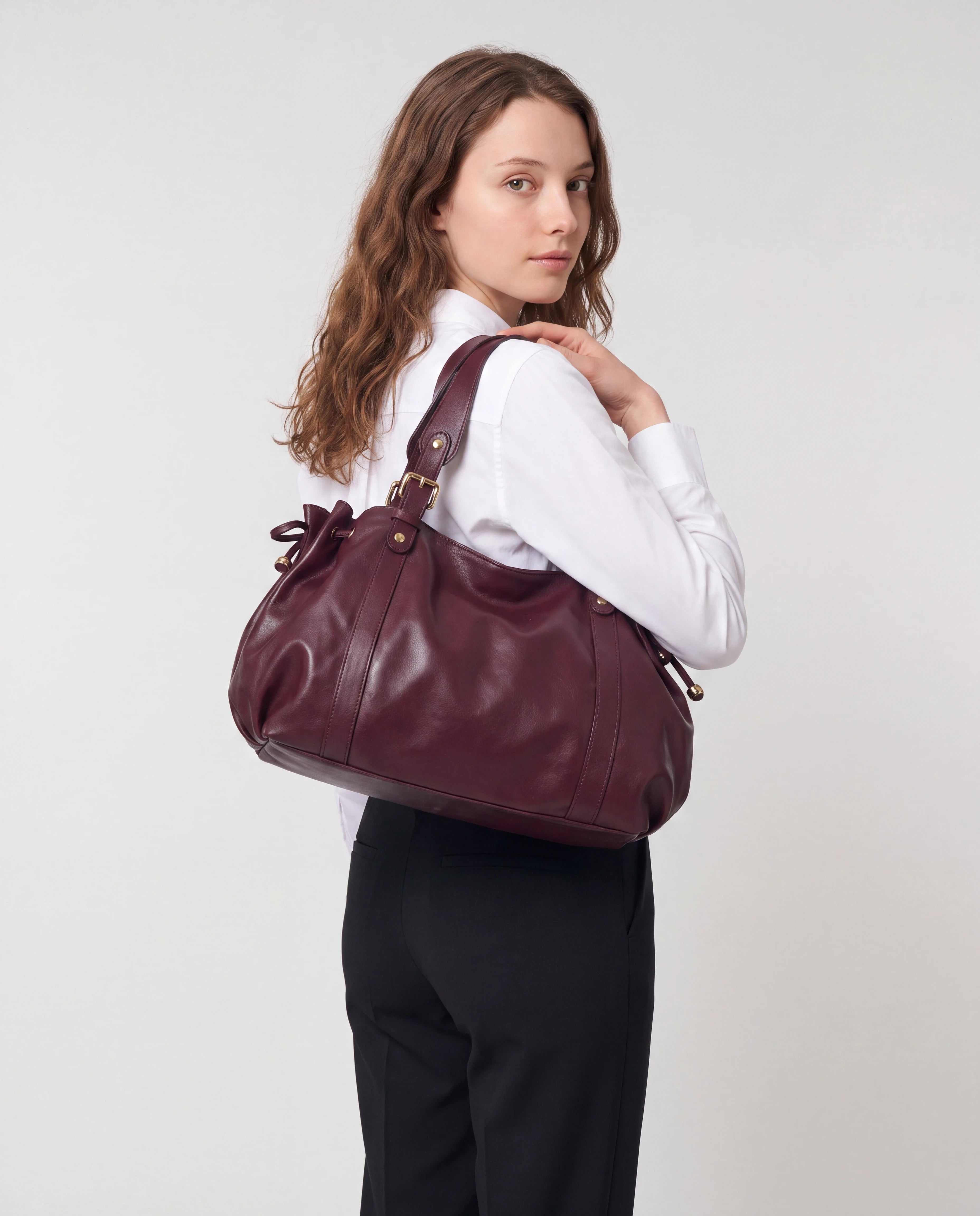 Grand sac à main de cours bowling souple Enora coloris Bordeaux — porté à l'épaule, vue de trois quarts arrière