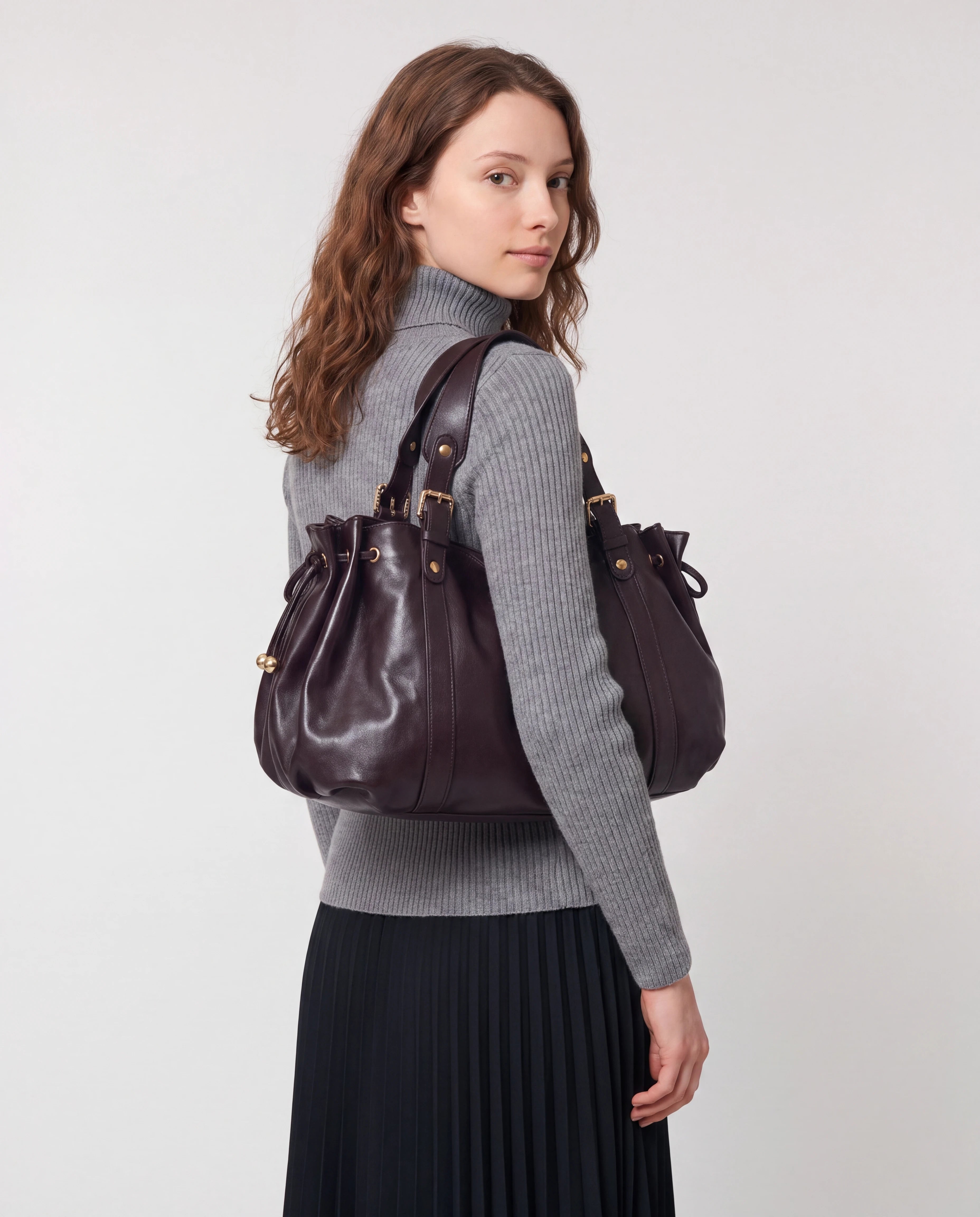 Grand sac à main de cours bowling souple Enora coloris Café — porté à l'épaule, vue de dos