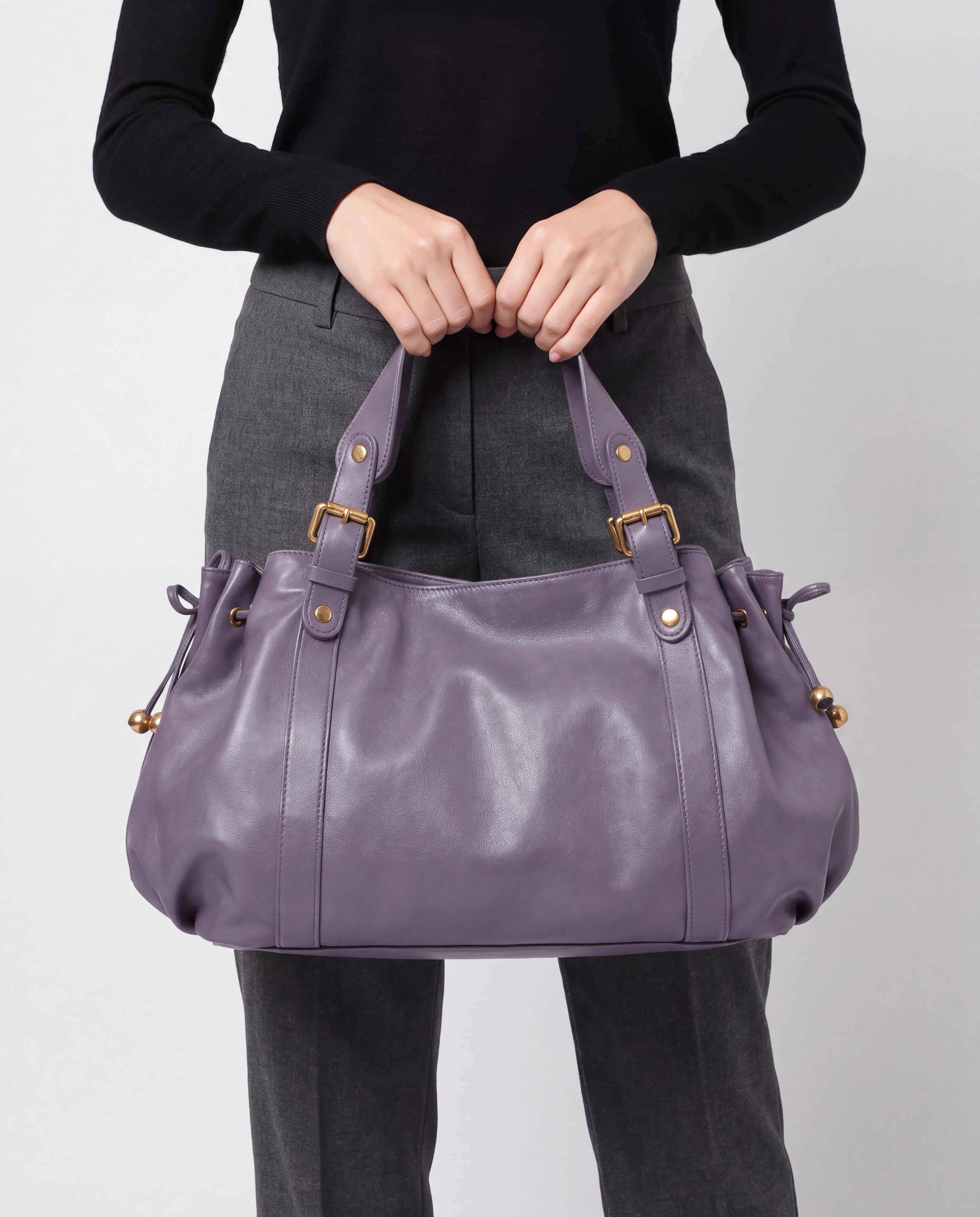 Grand sac à main de cours bowling souple Enora coloris Gris Lilas — porté à deux mains devant le buste