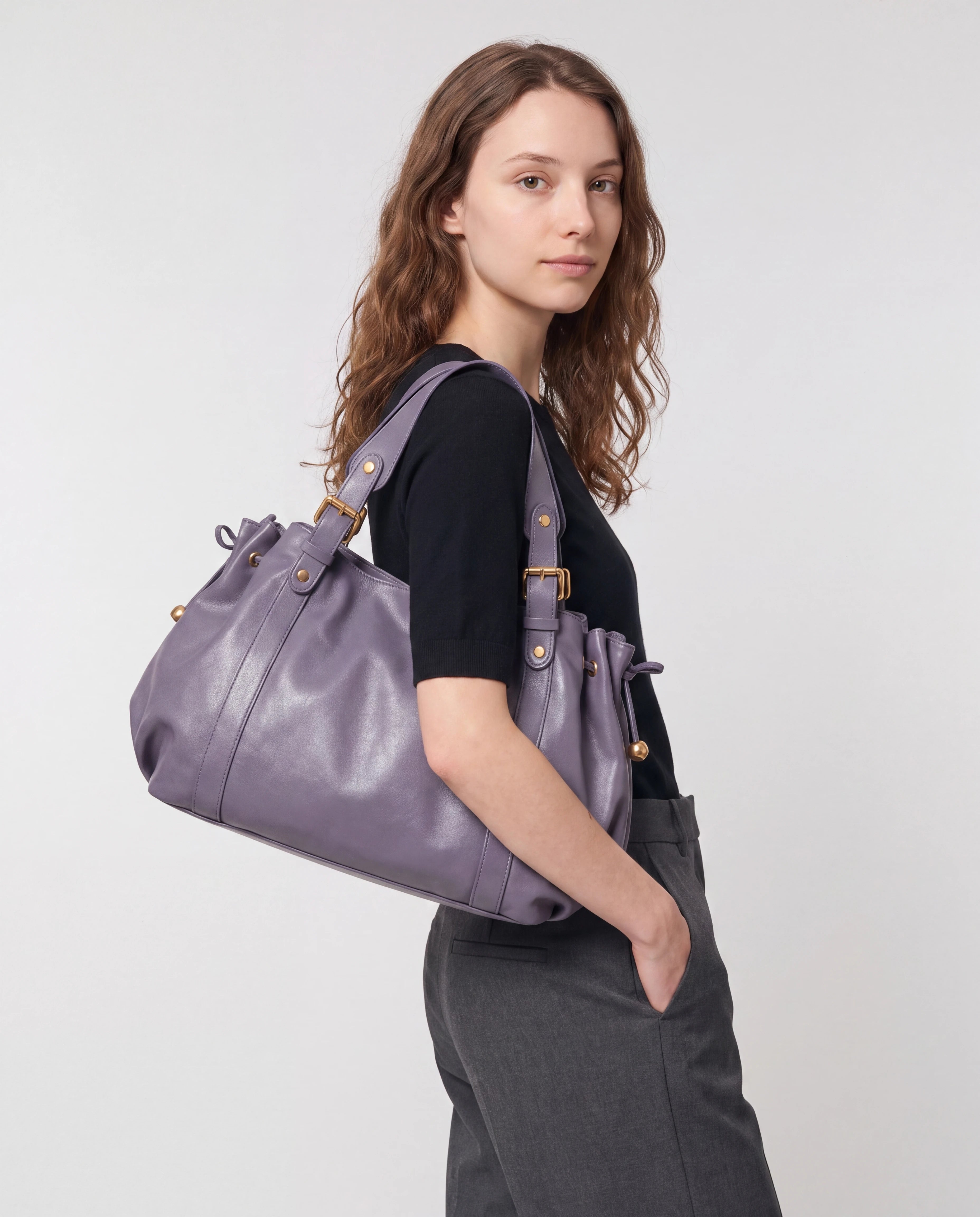 Grand sac à main de cours bowling souple Enora coloris Gris Lilas — porté à l'épaule, main dans la poche