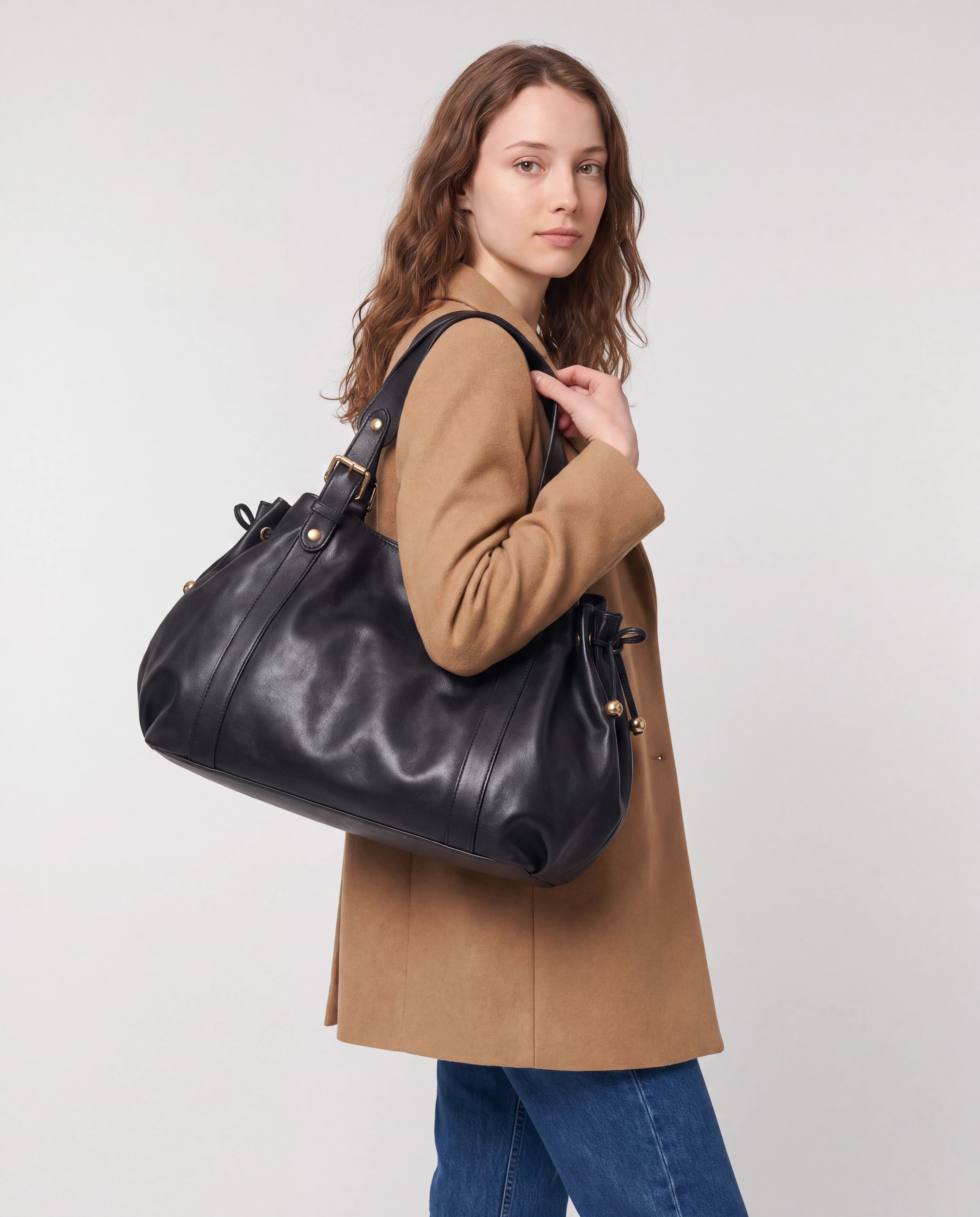 Grand sac à main de cours bowling souple Enora coloris Noir — porté à l'épaule