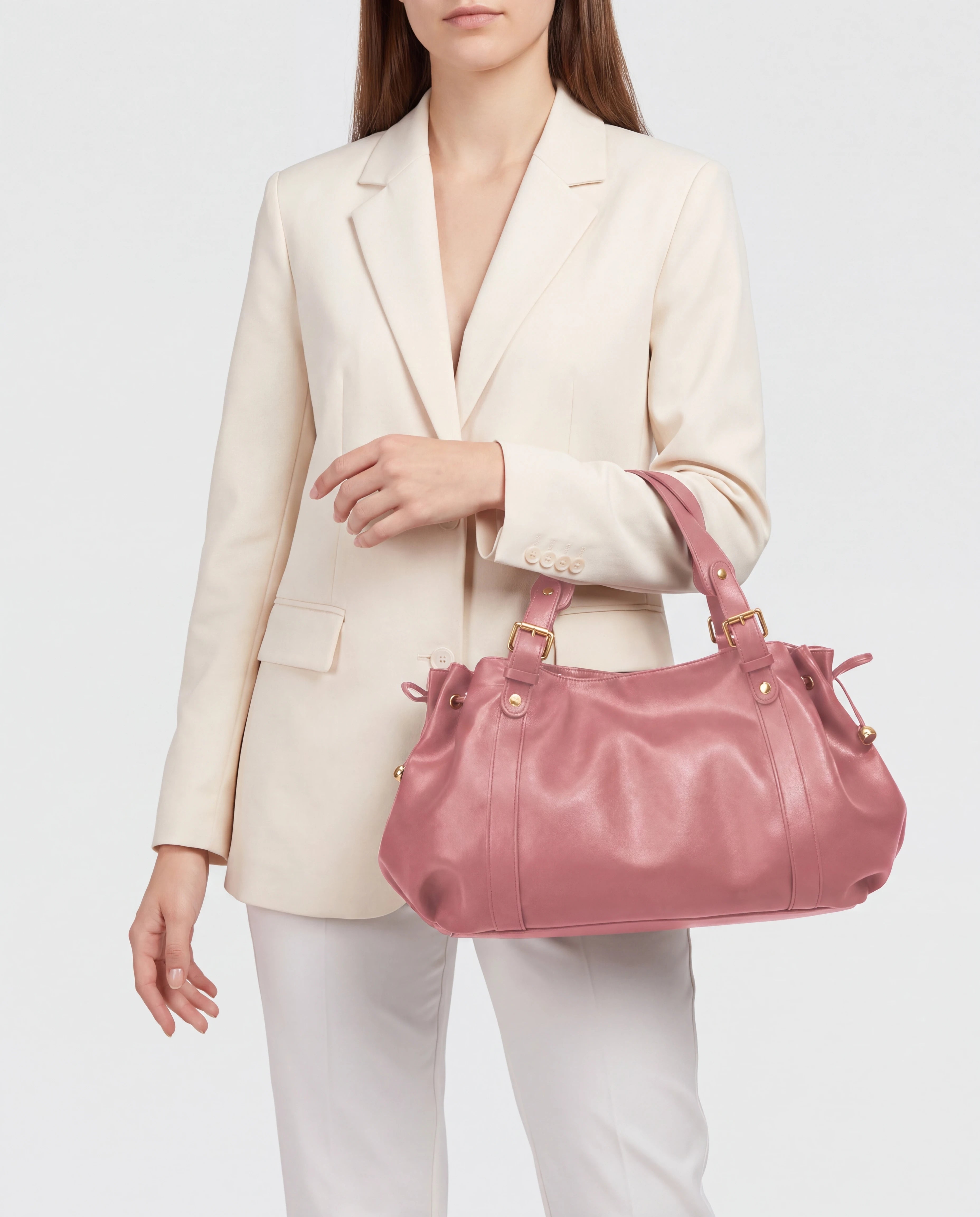 Grand sac à main de cours bowling souple Enora coloris Rose — porté à la main à hauteur de hanche