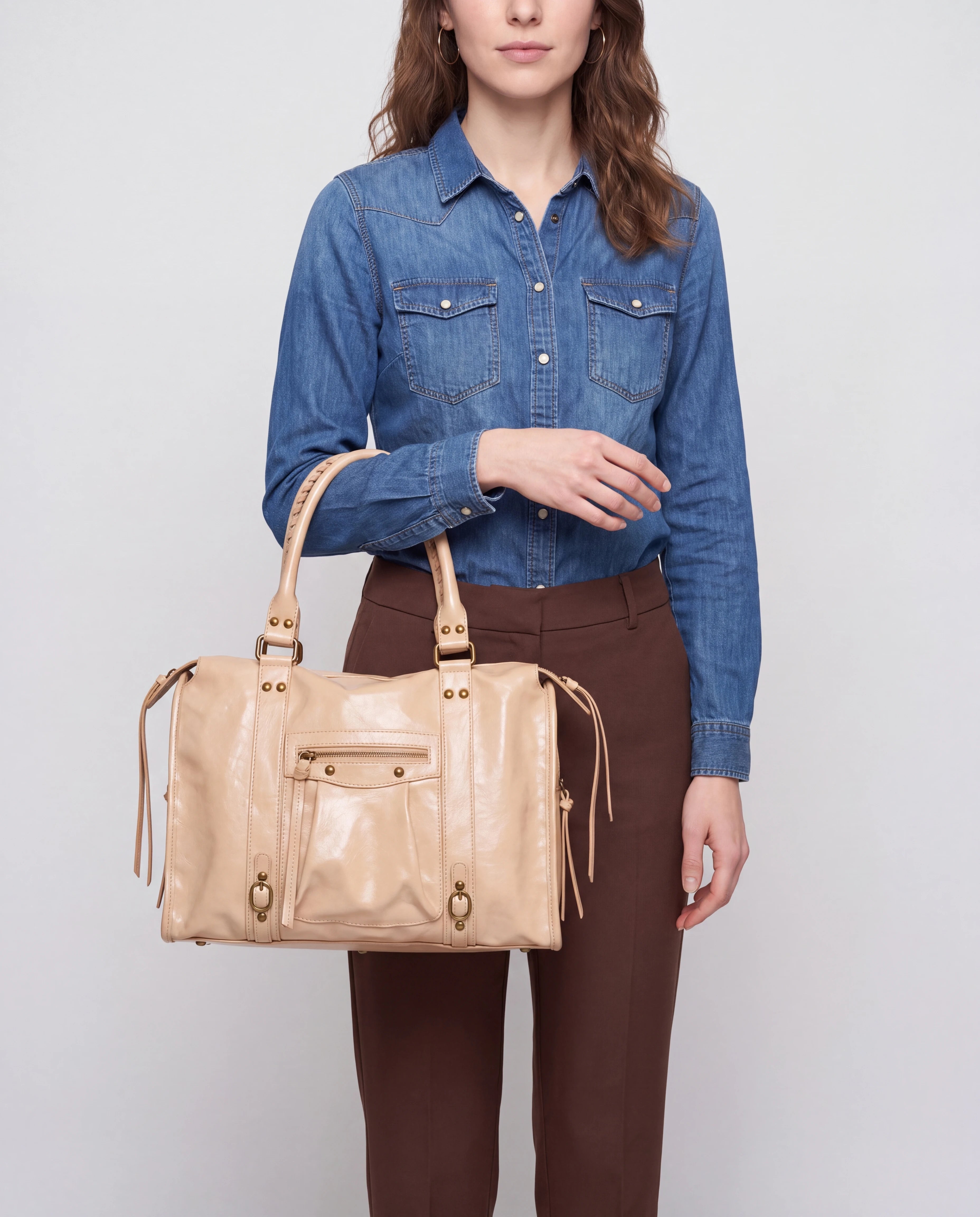 Grand sac à main de cours vintage à franges et bandoulière Laurine coloris Beige — porté à la main, buste de trois quarts