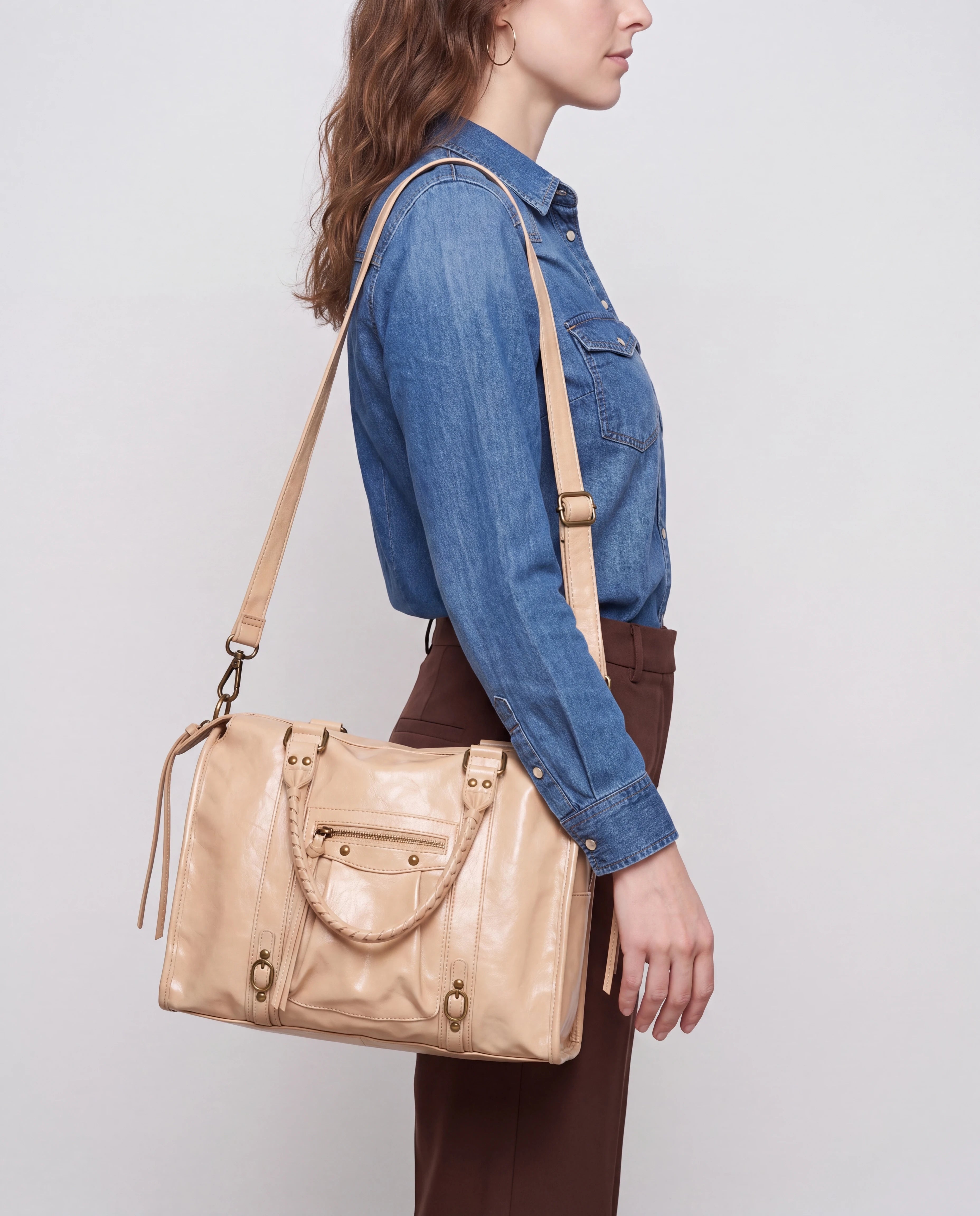 Grand sac à main de cours vintage à franges et bandoulière Laurine coloris Beige — porté à l’épaule par sa bandoulière, de profil
